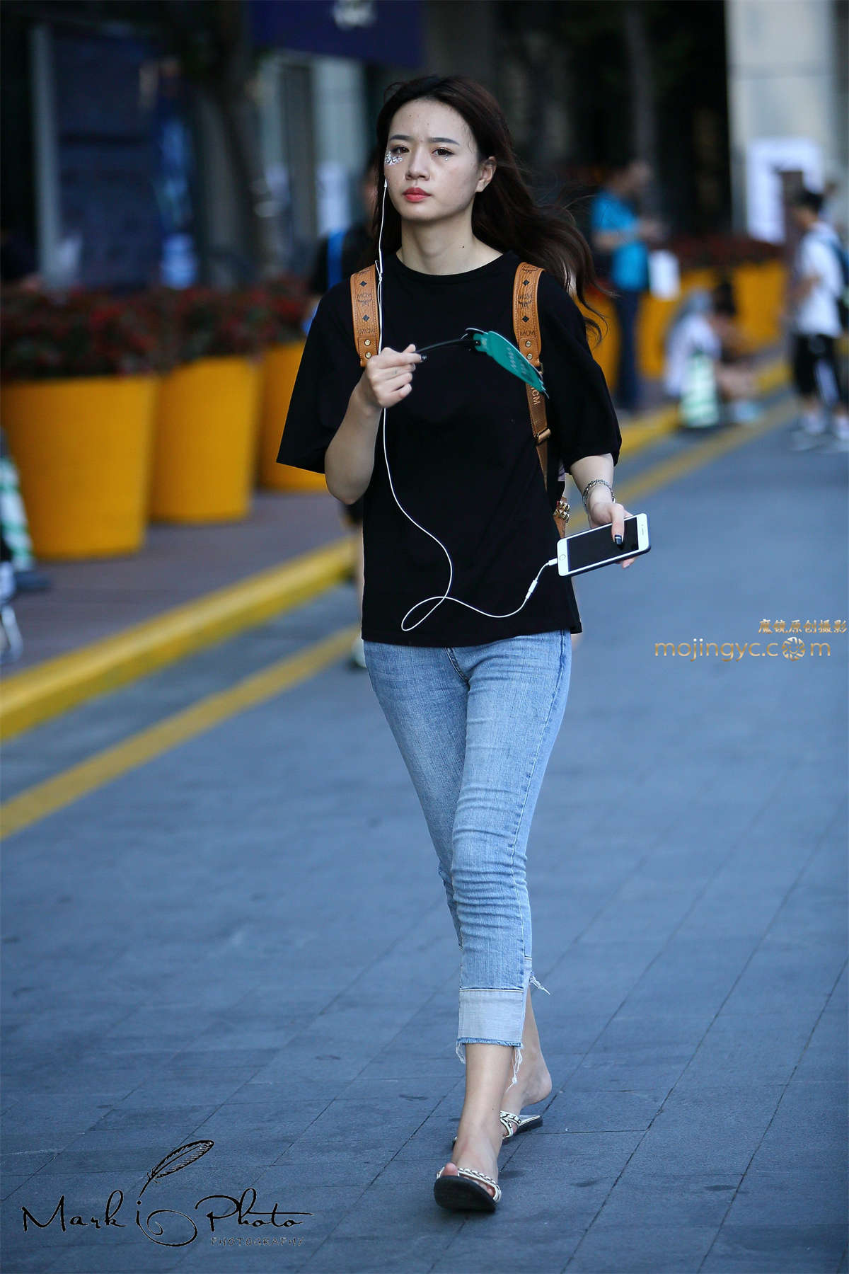 黑衣紧身牛仔-日更街拍