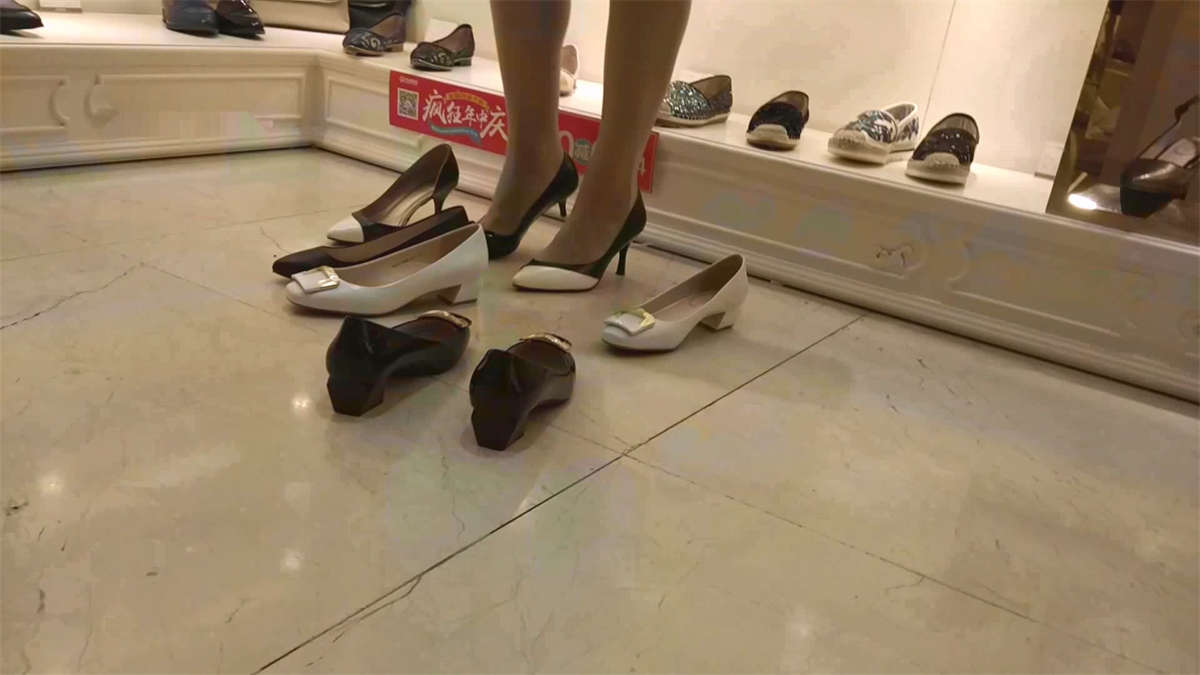 美女很厉害站着都可以试鞋-日更街拍
