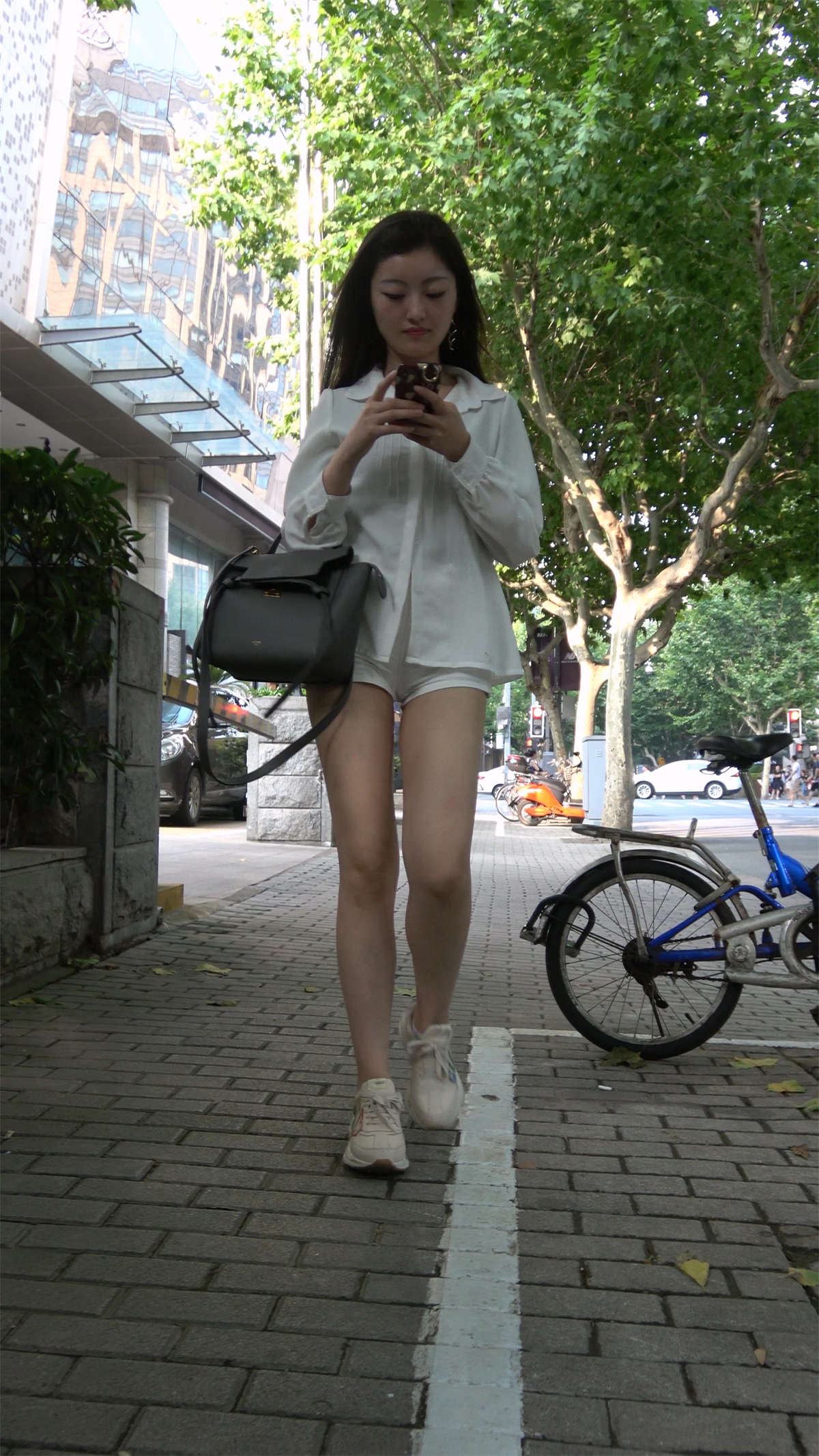 图片[2]-白短热裤美腿小姐姐-日更街拍