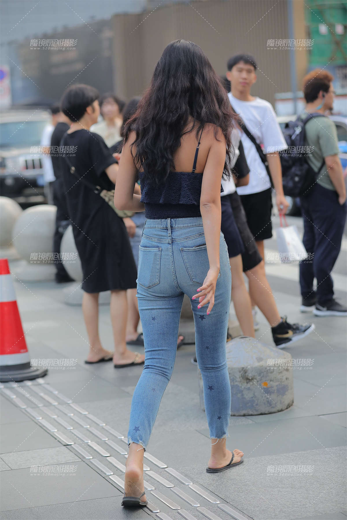 图片[2]-紧身牛仔吊带 夏日百搭-日更街拍