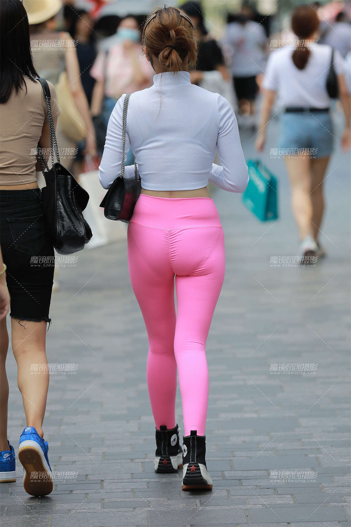 图片[2]-阳光下的粉色瑜伽裤-日更街拍