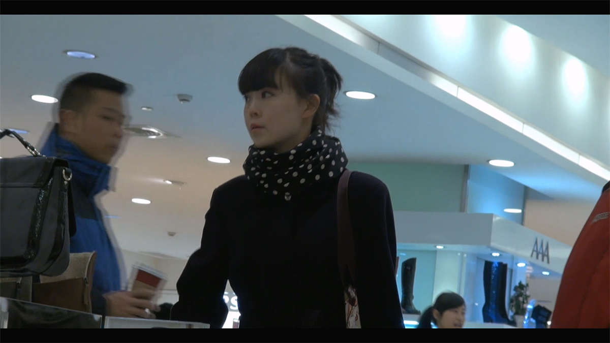 图片[2]-商场遇空姐，厚重冬靴下竟是一双雪白裸足-日更街拍