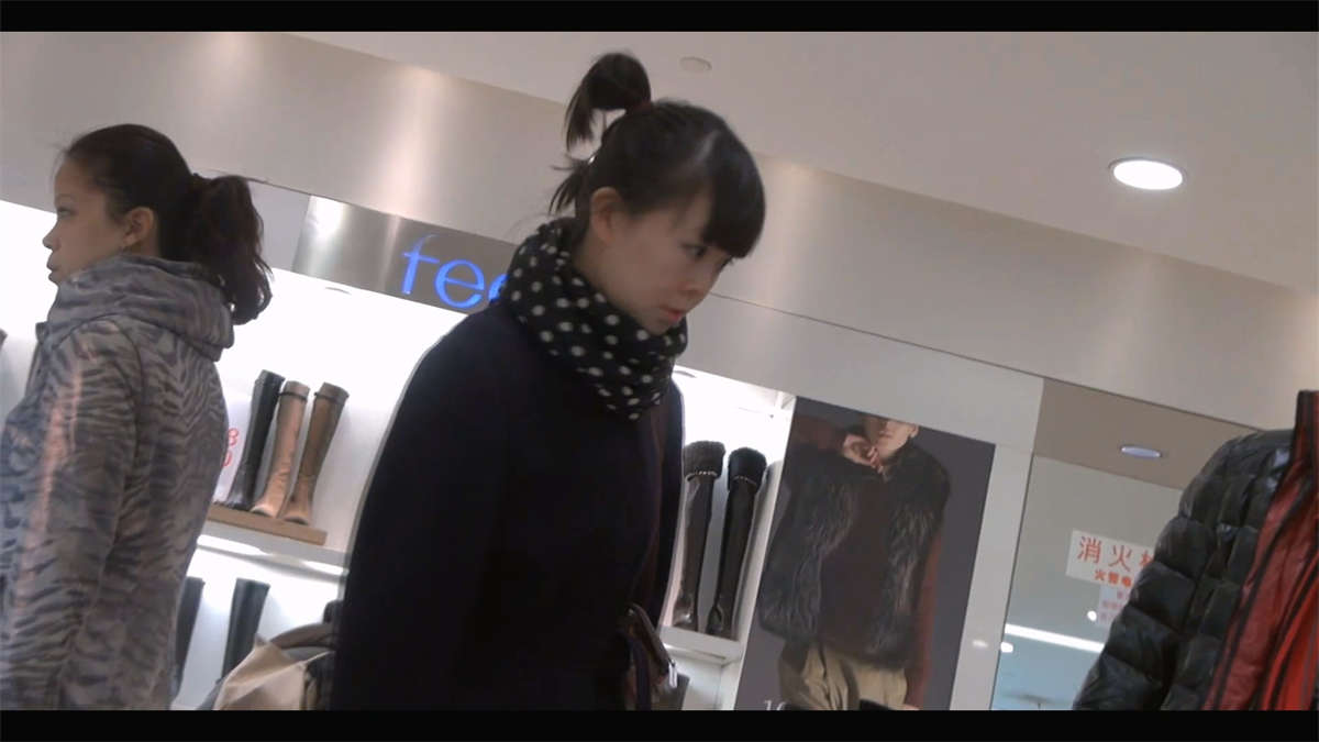 商场遇空姐，厚重冬靴下竟是一双雪白裸足-日更街拍