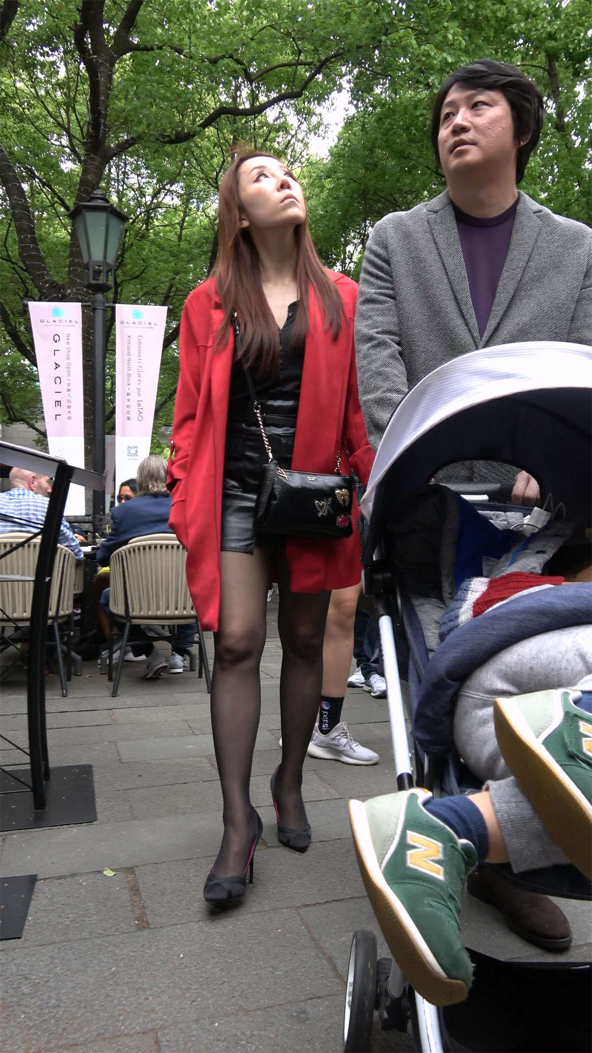 红大衣黑丝高跟熟女-日更街拍