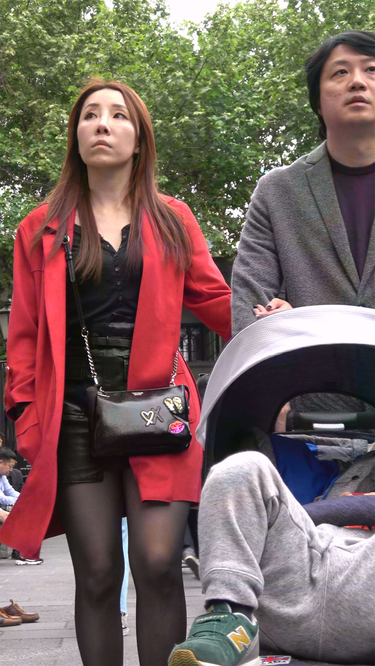 图片[2]-红大衣黑丝高跟熟女-日更街拍