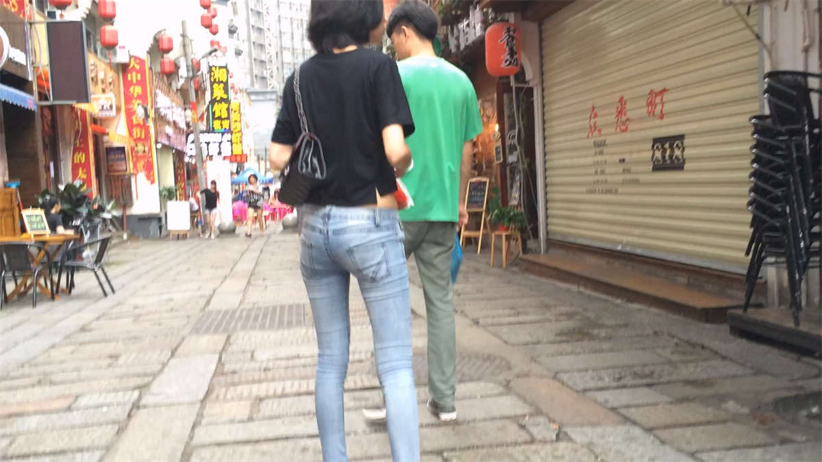 紧绷牛仔裤小美女-日更街拍