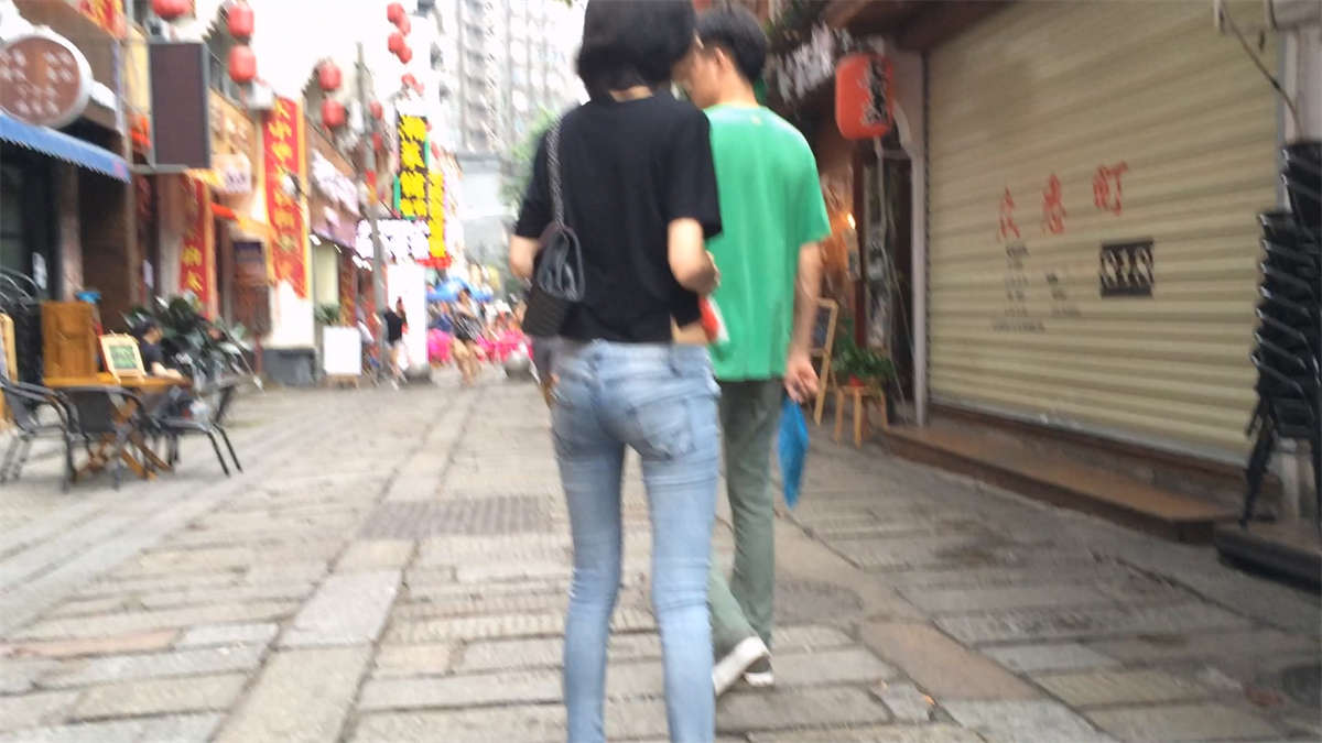 图片[2]-紧绷牛仔裤小美女-日更街拍