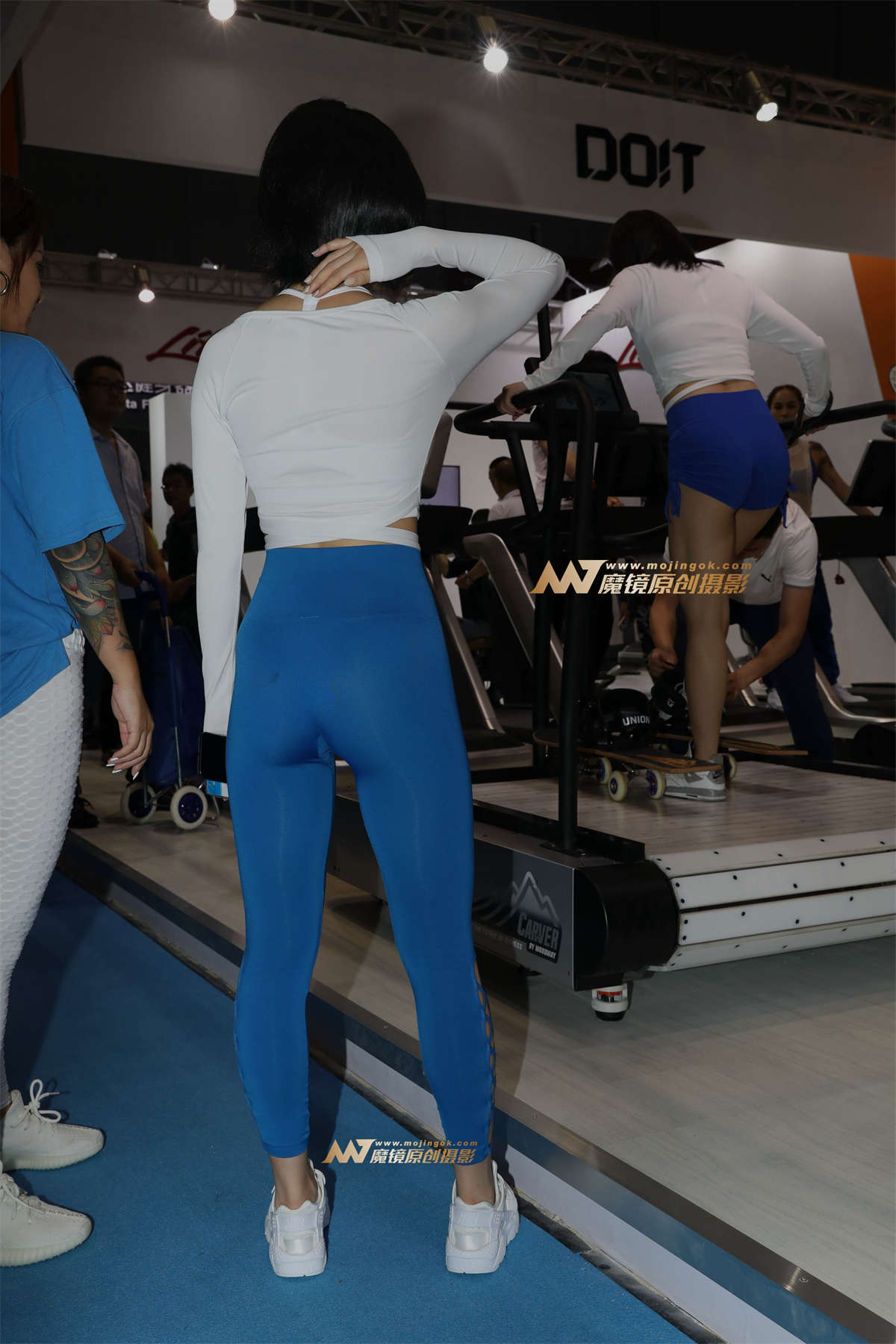 图片[2]-【欧阳幽明赛帖】 瑜伽裤美女忙着自拍-日更街拍