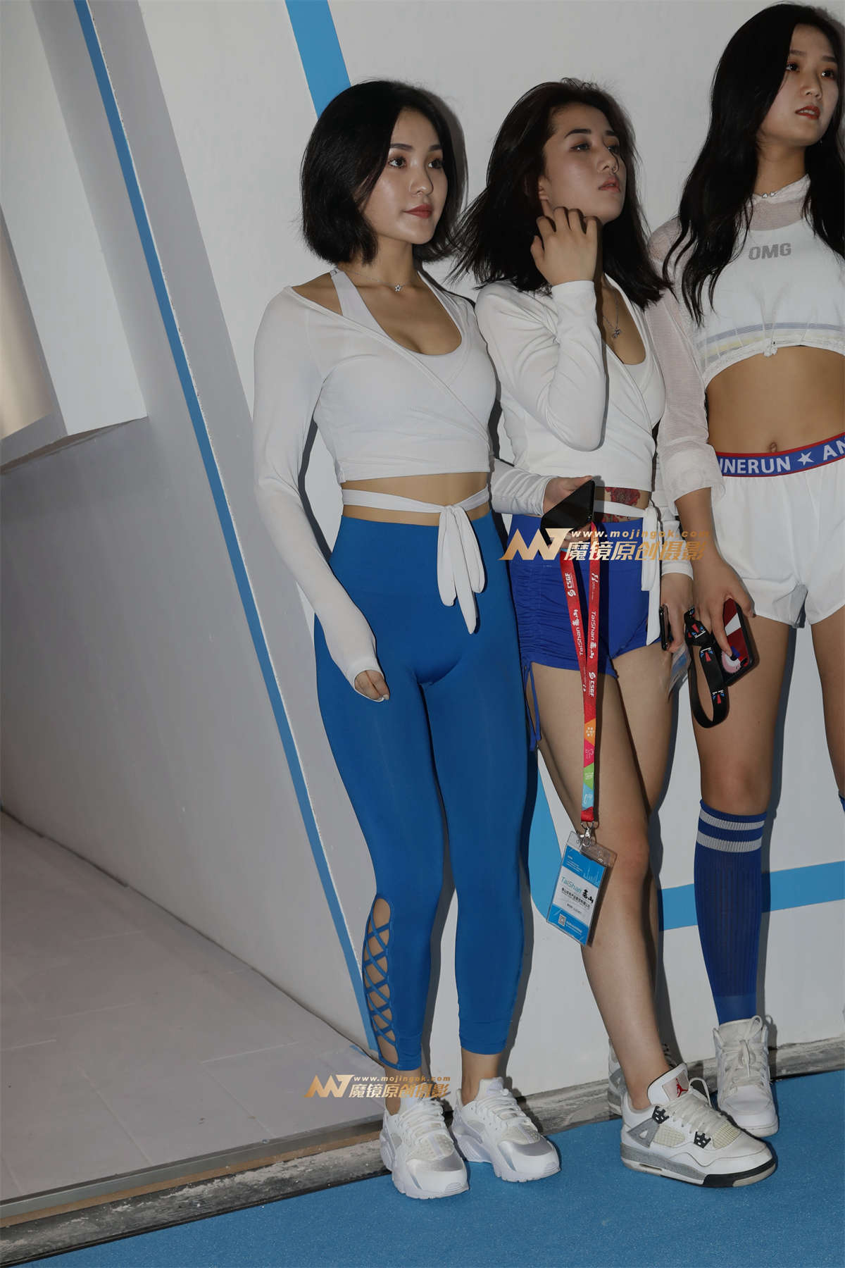 【欧阳幽明赛帖】 瑜伽裤美女忙着自拍-日更街拍