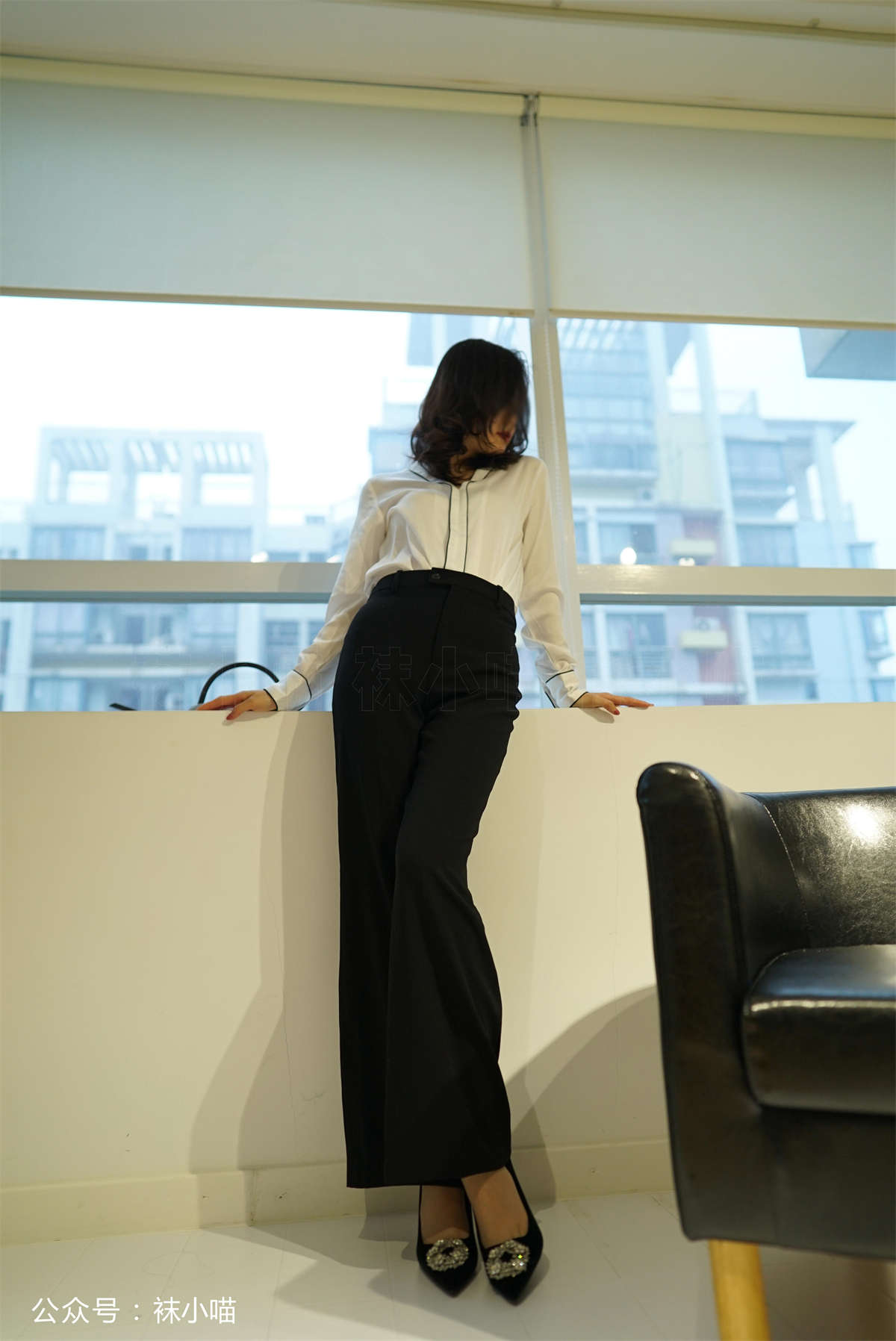 kittyWawa袜小喵 KT136 L总监的裤里丝-日更街拍