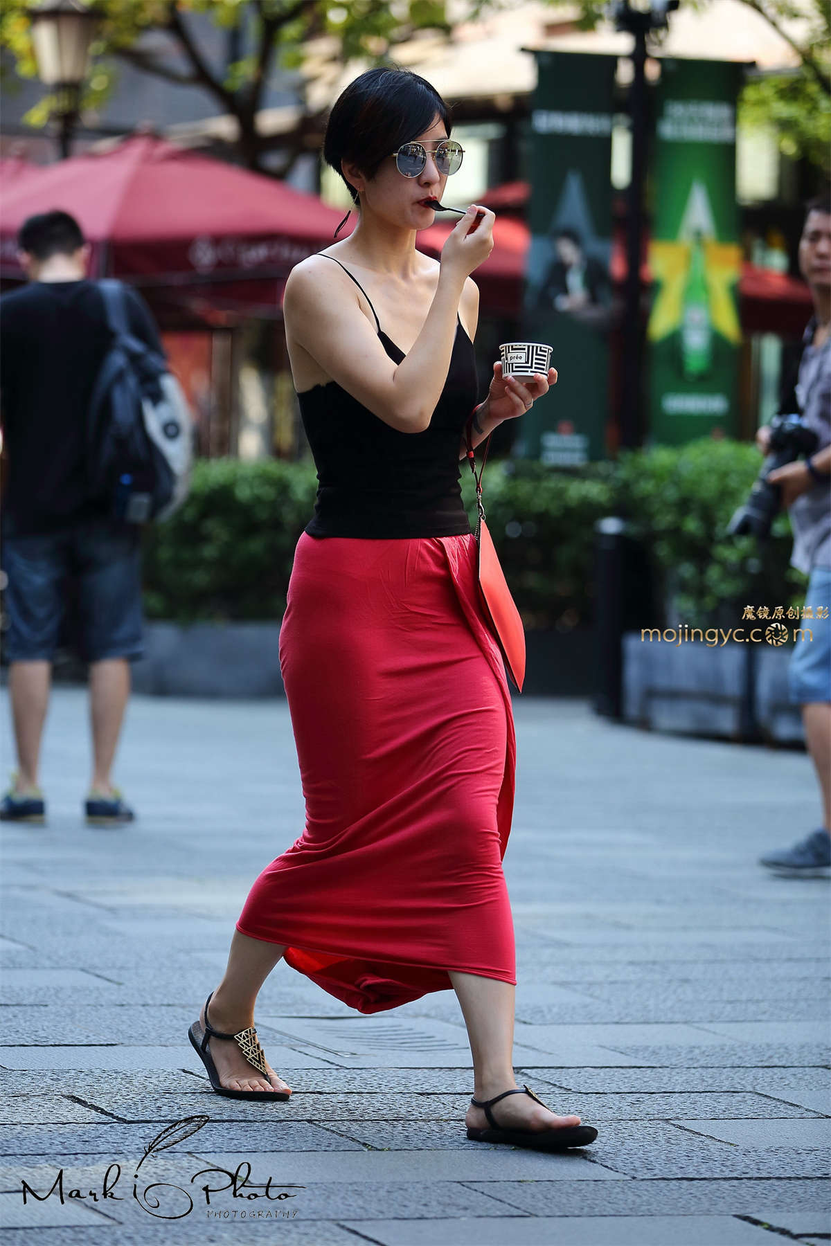 图片[2]-火火的包臀红裙-日更街拍