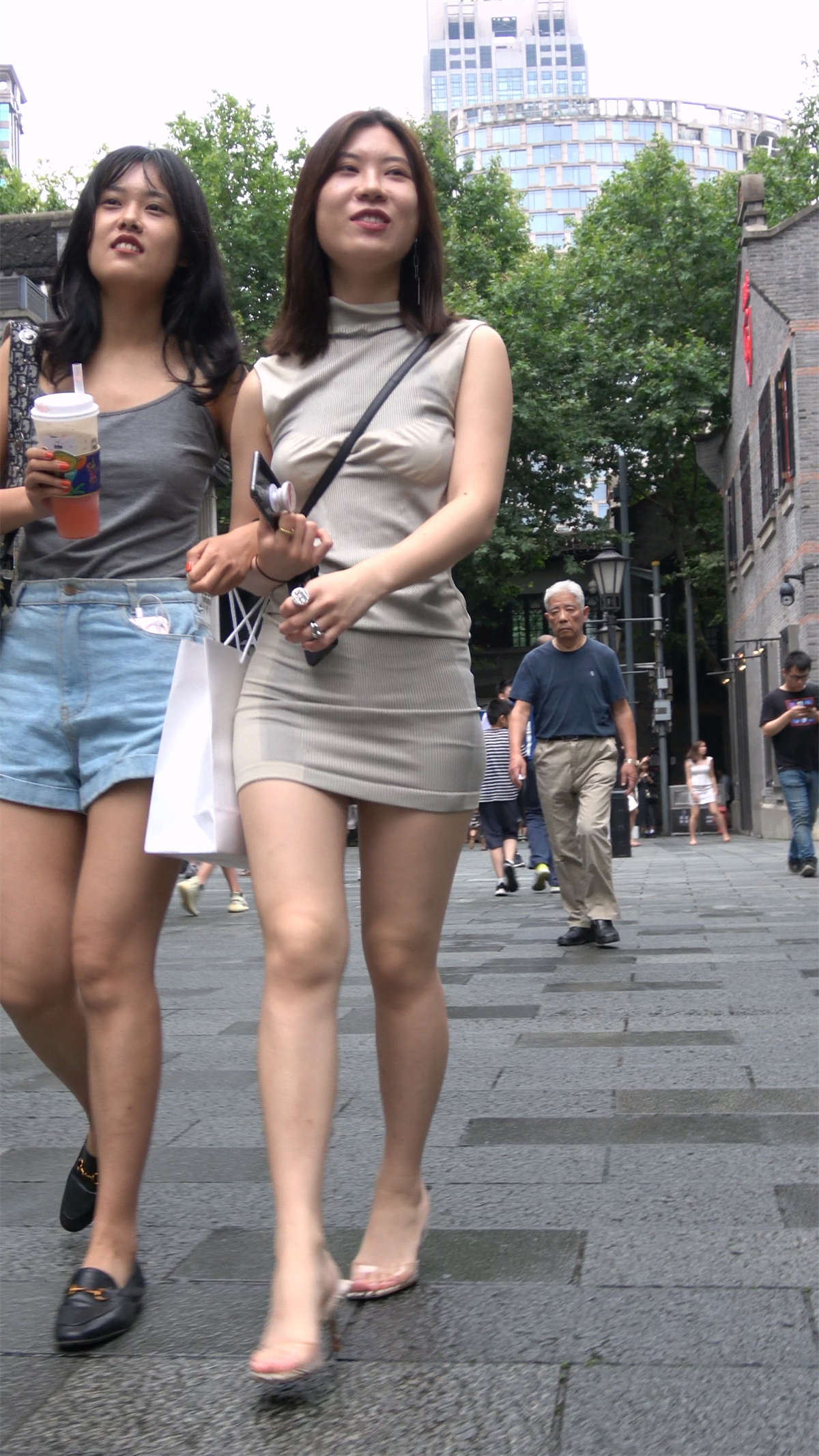 图片[2]-包臀短裙高跟美女-日更街拍