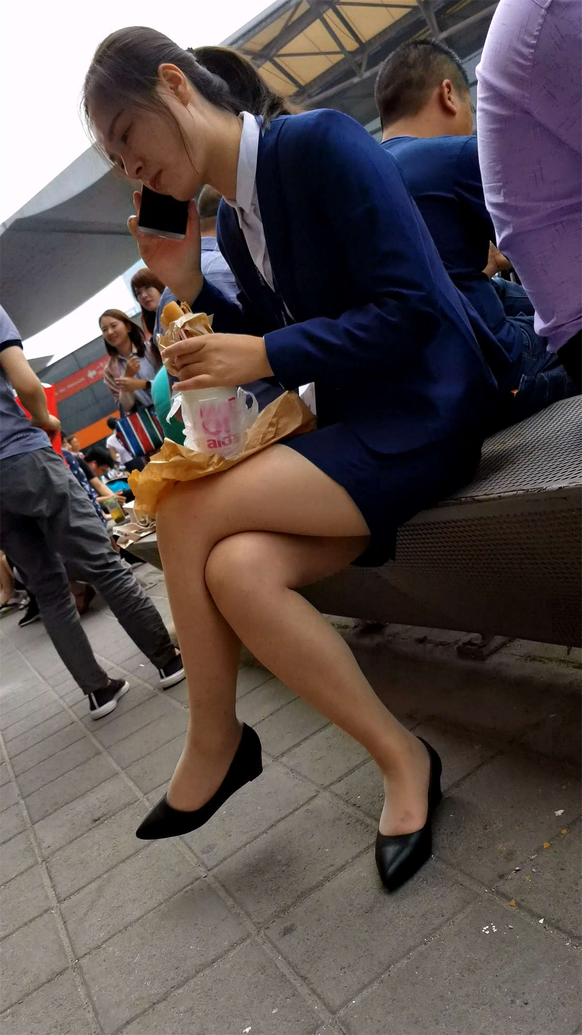 图片[2]-女神级美腿丝袜姑娘休息吃汉堡-日更街拍