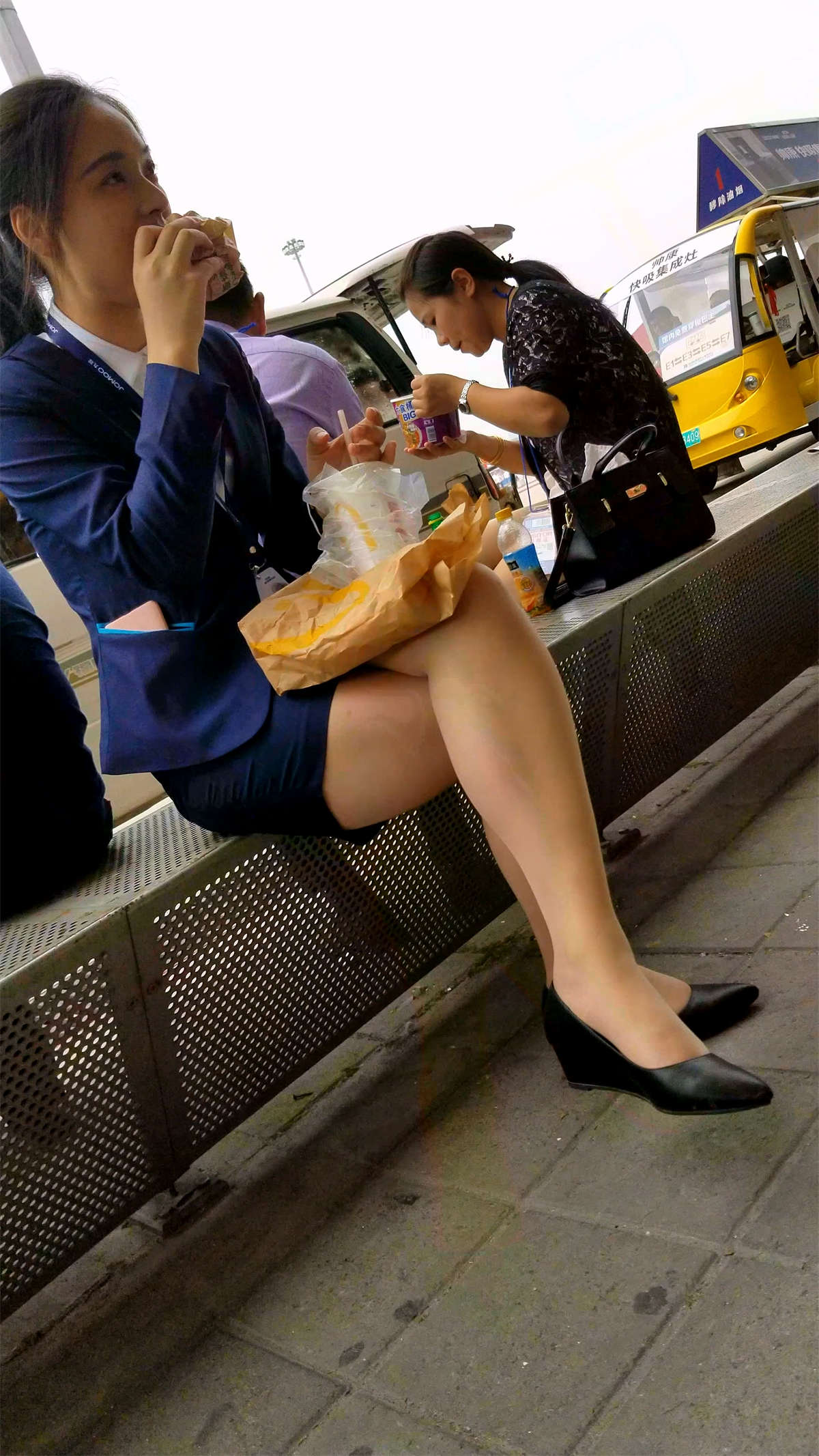 女神级美腿丝袜姑娘休息吃汉堡-日更街拍