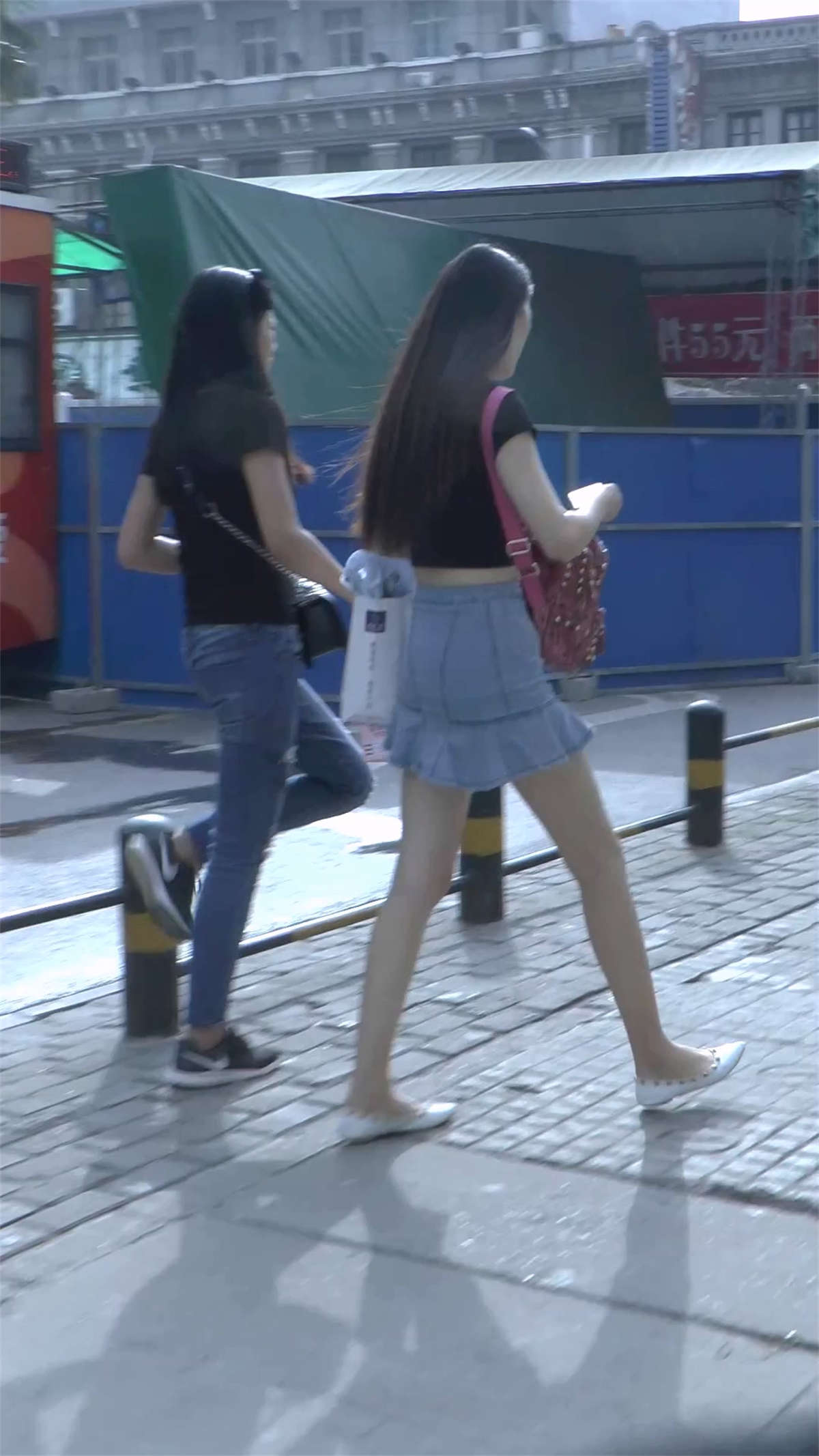 图片[2]-漂亮的花边短裙裸腿美女-日更街拍