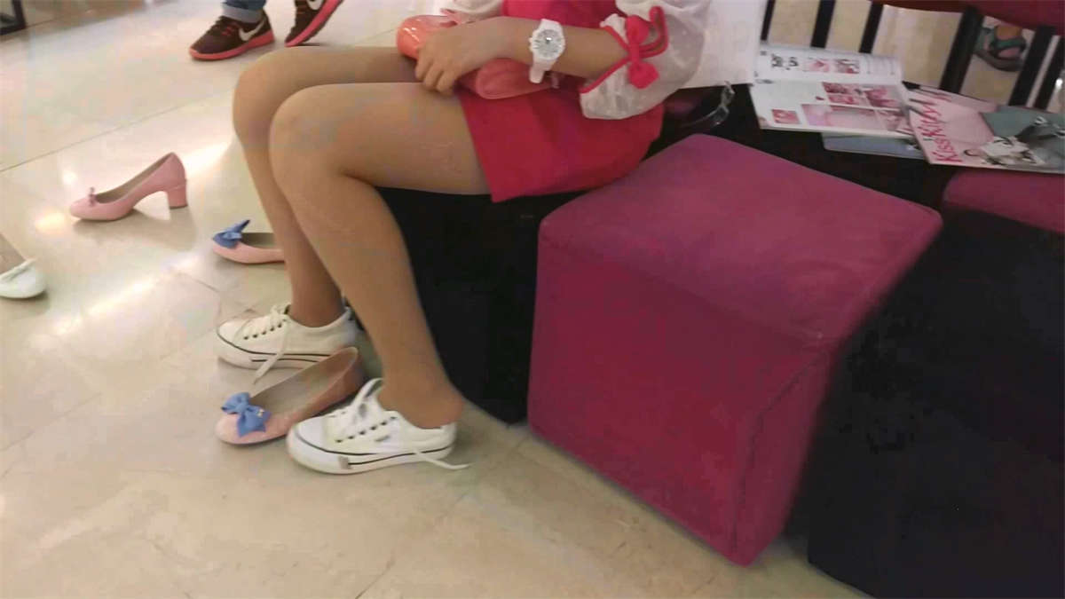 戴眼镜的靓妹和肉丝美女-日更街拍