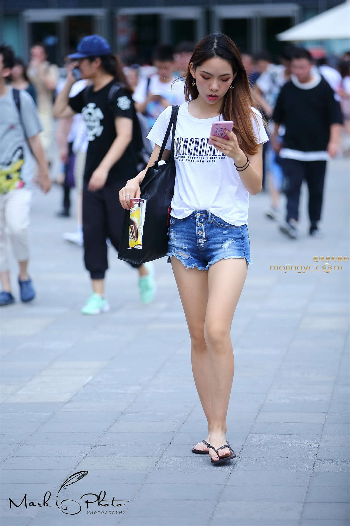 看手机的白色T恤牛仔热裤-日更街拍