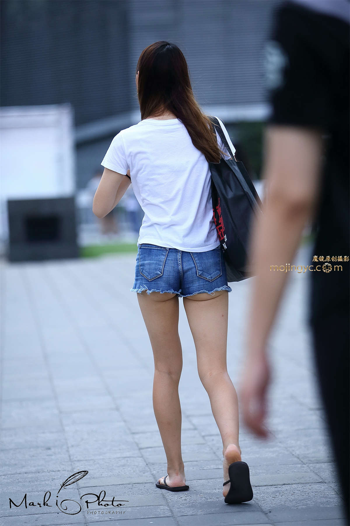 图片[2]-看手机的白色T恤牛仔热裤-日更街拍