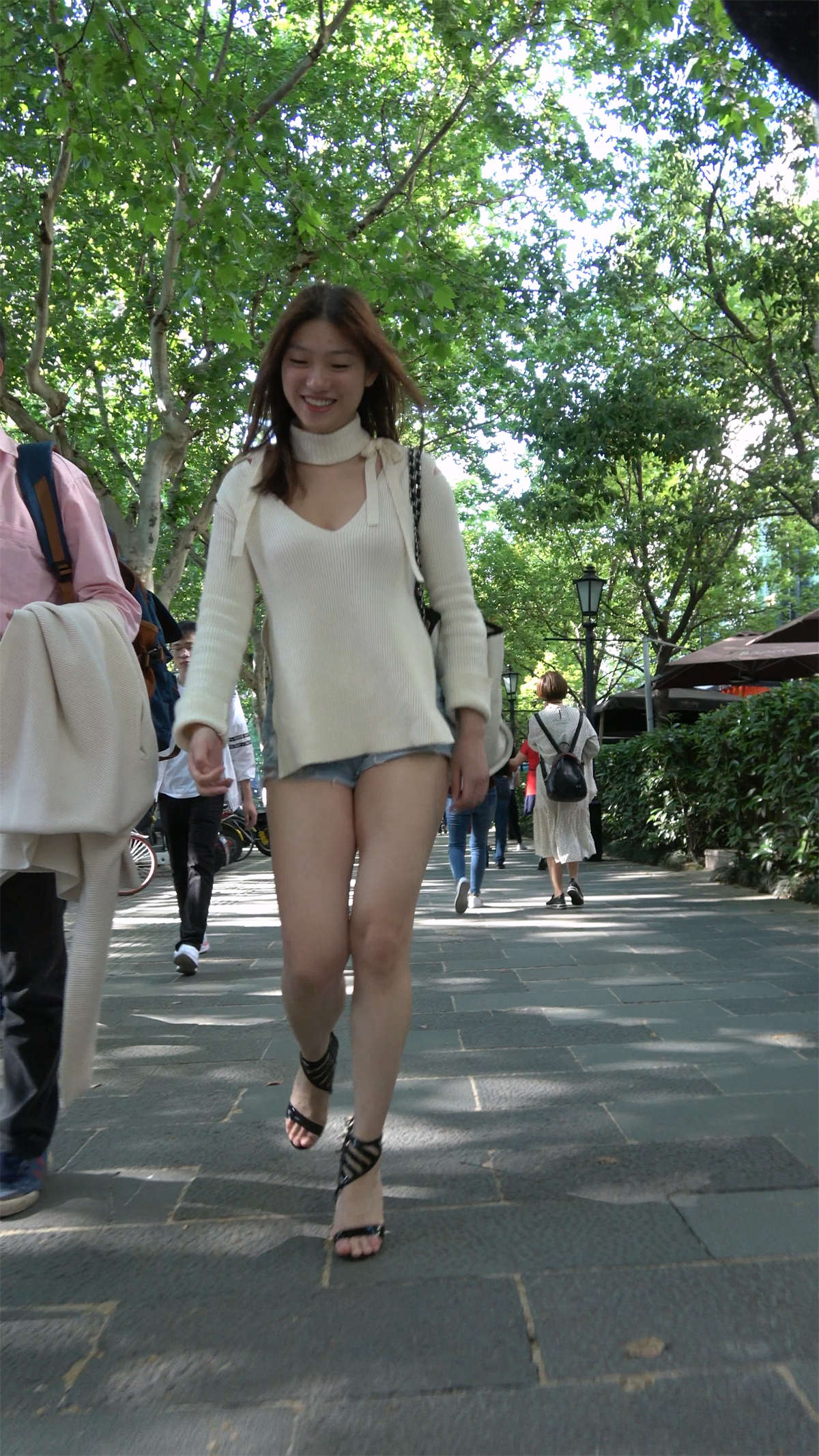 图片[2]-牛仔热裤高跟性感美女-日更街拍