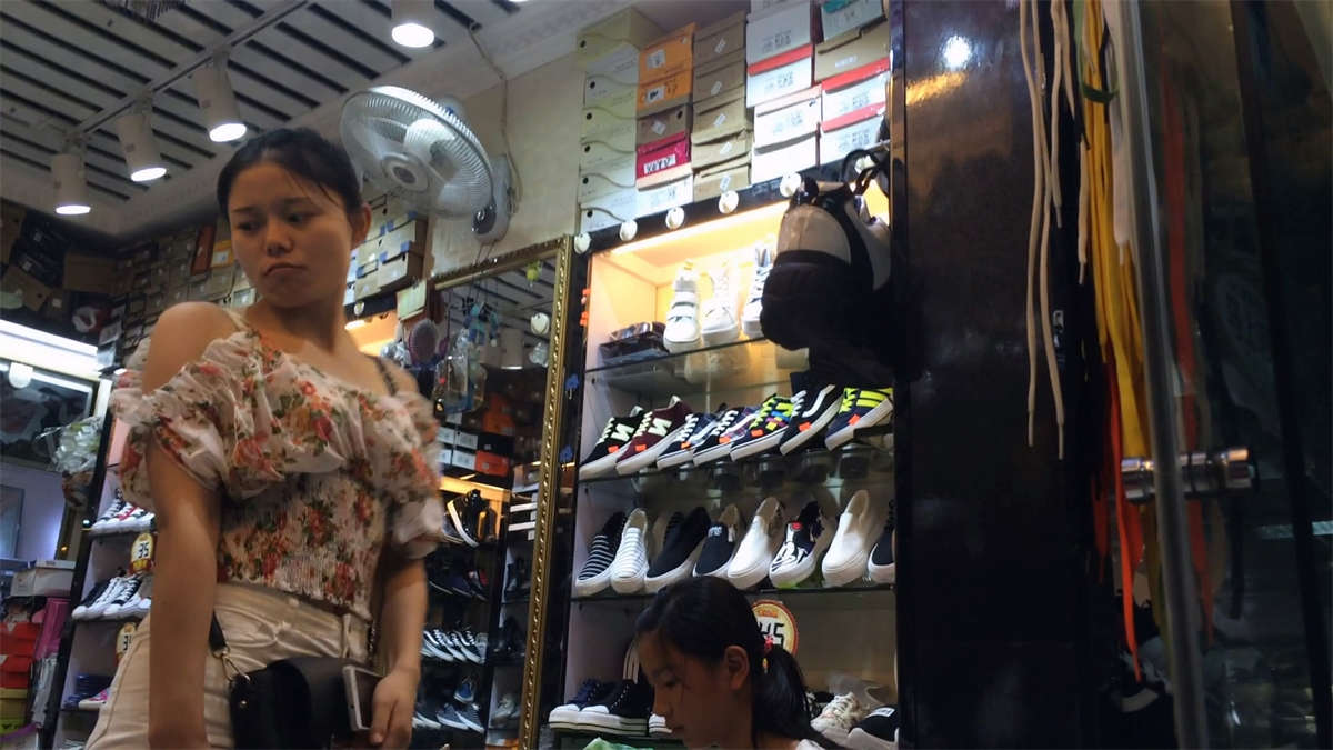 少女的臀部就是圆润紧致-日更街拍