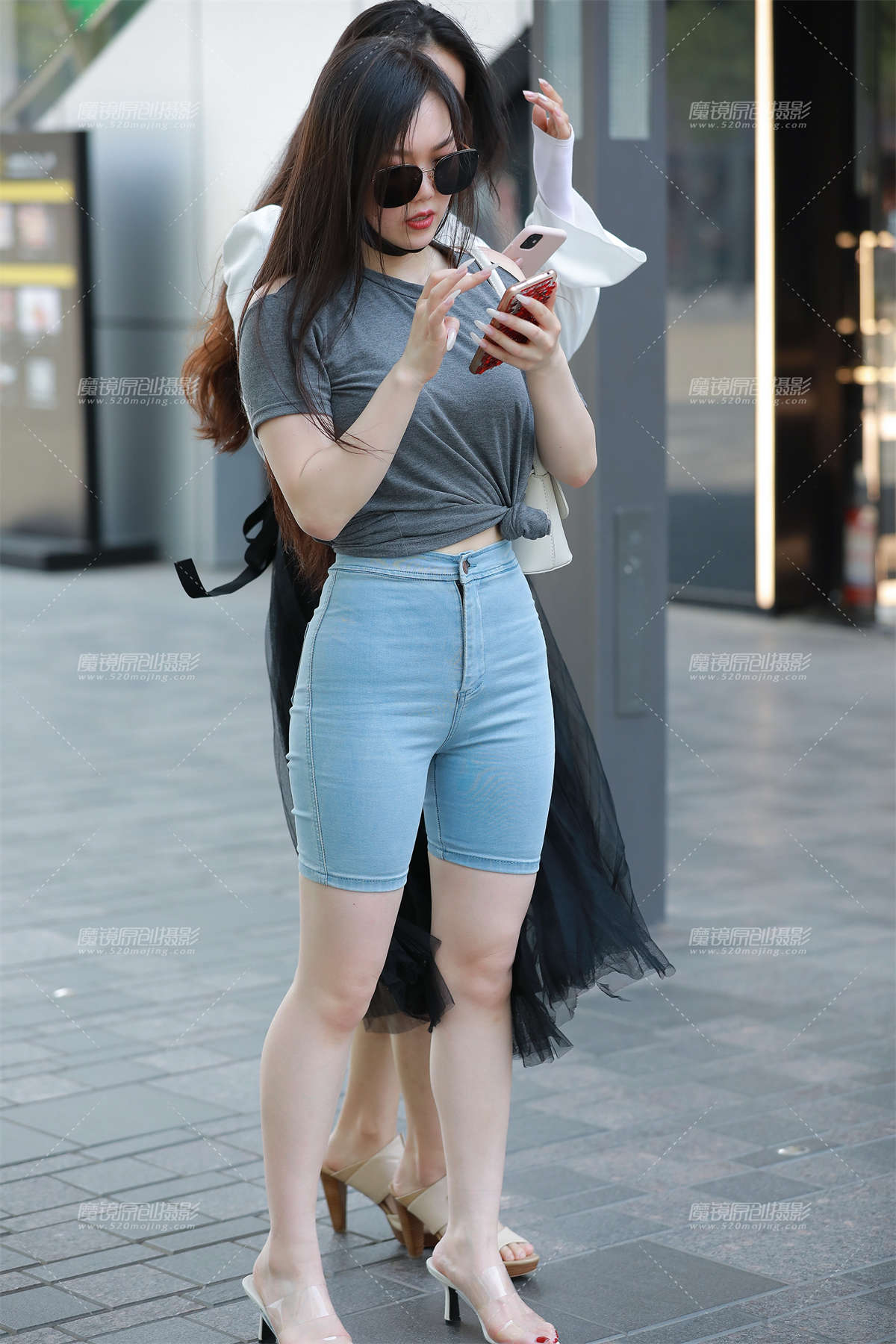 【玻璃赛帖】极品蓝牛短裤小姐姐-日更街拍