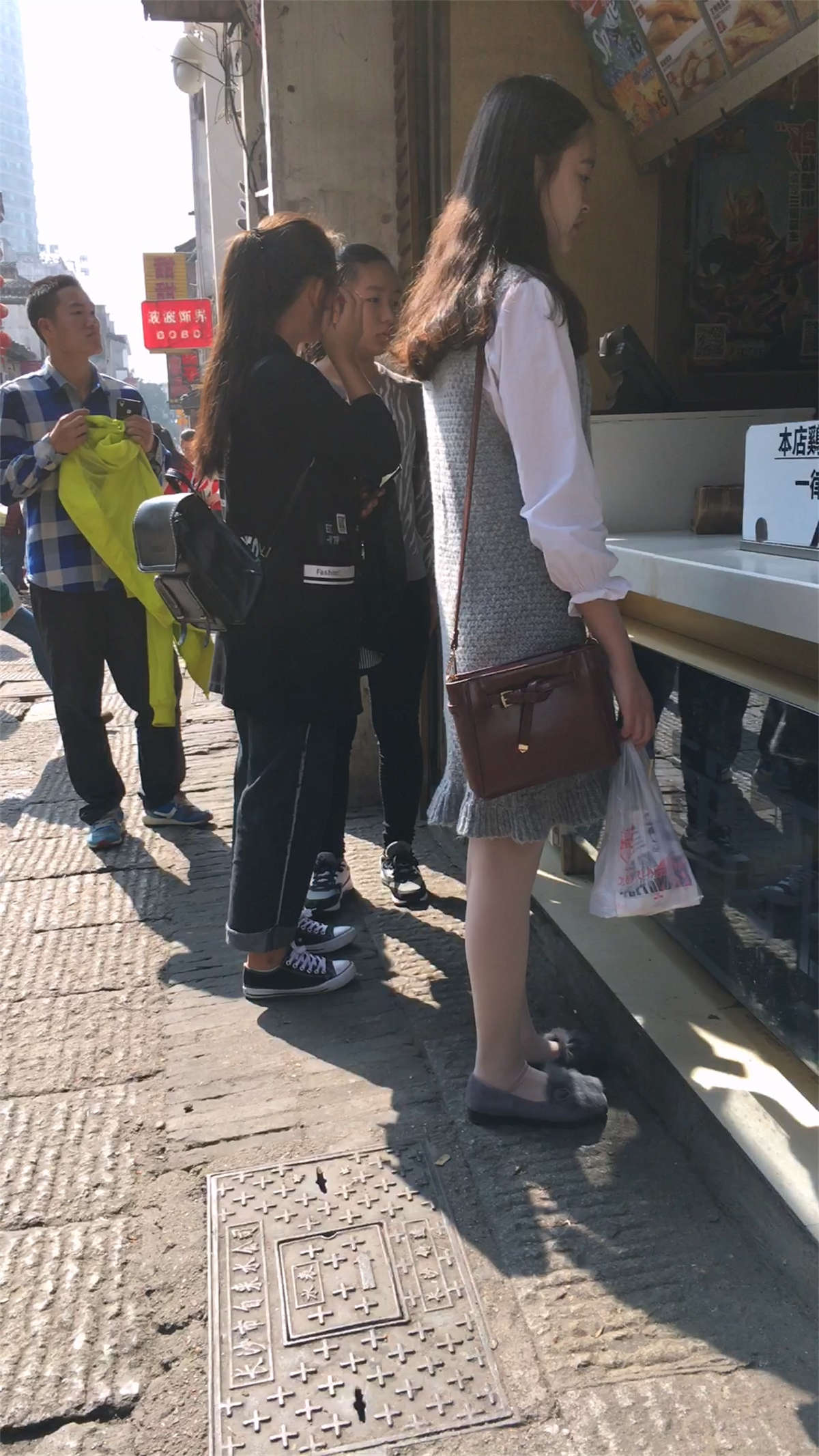 买鸡排的肉色丝袜灰色连衣裙漂亮美女-日更街拍