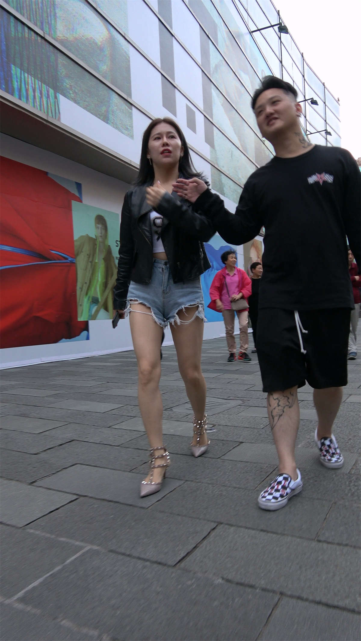 图片[2]-超气质的美腿热裤颜值美女-日更街拍