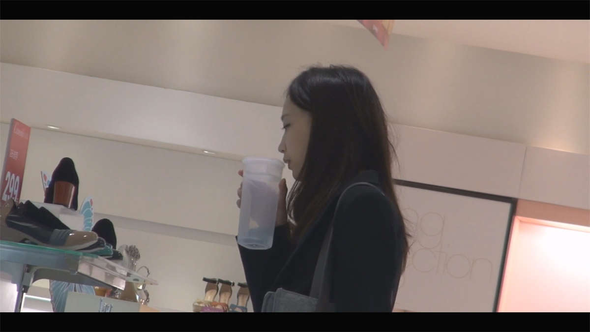 很多女孩站着就能把鞋行云流水般试了-日更街拍