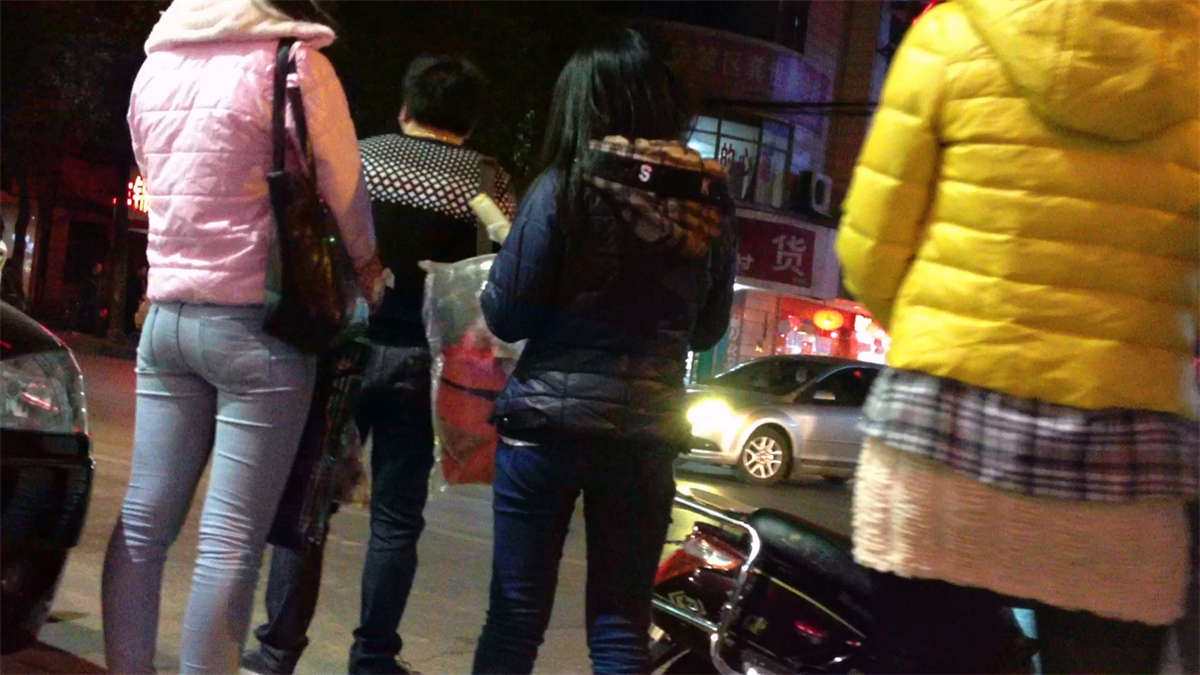 夜晚出来逛的蓝牛学生妹-日更街拍