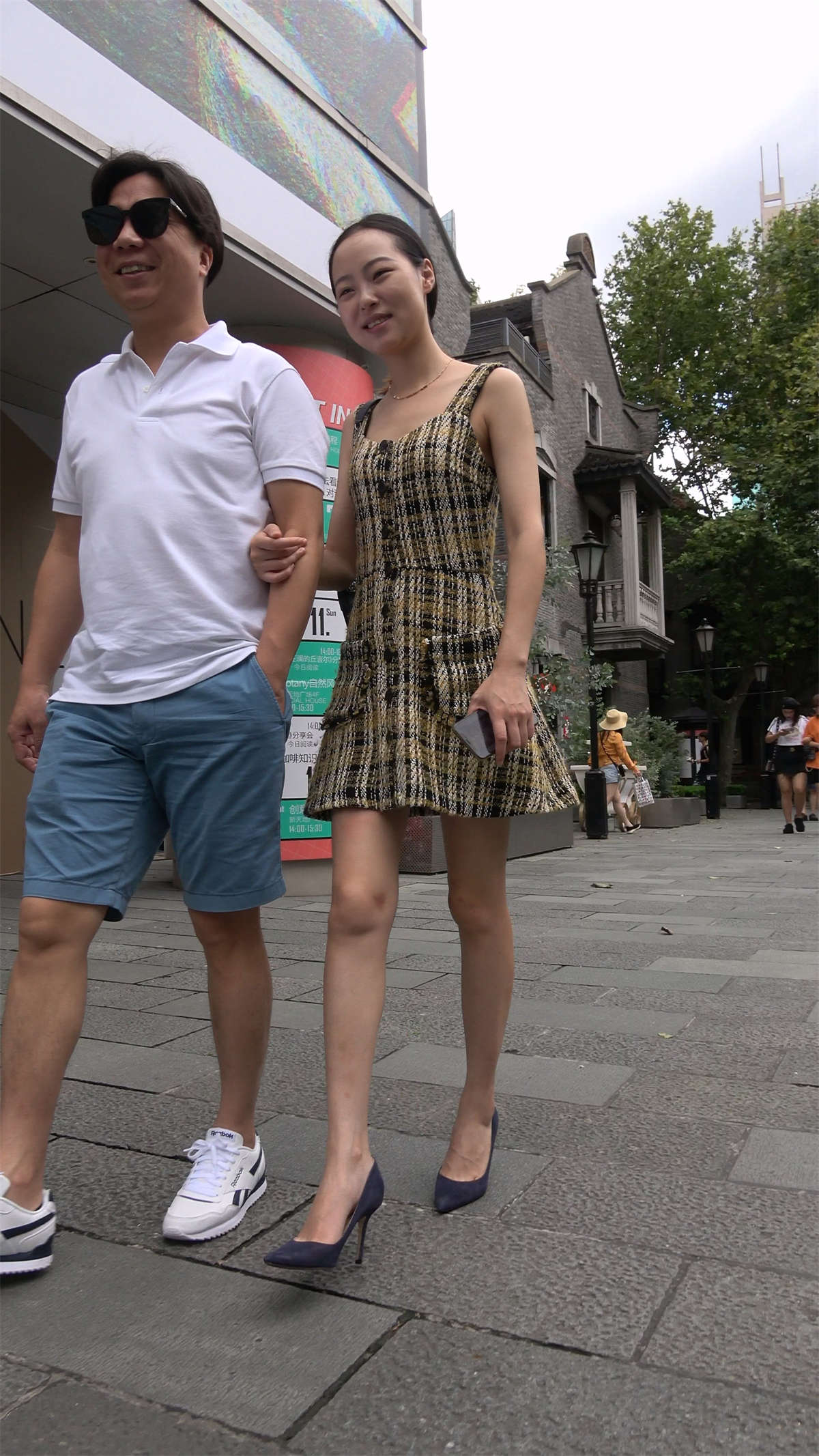 黑色尖嘴高跟美女-日更街拍