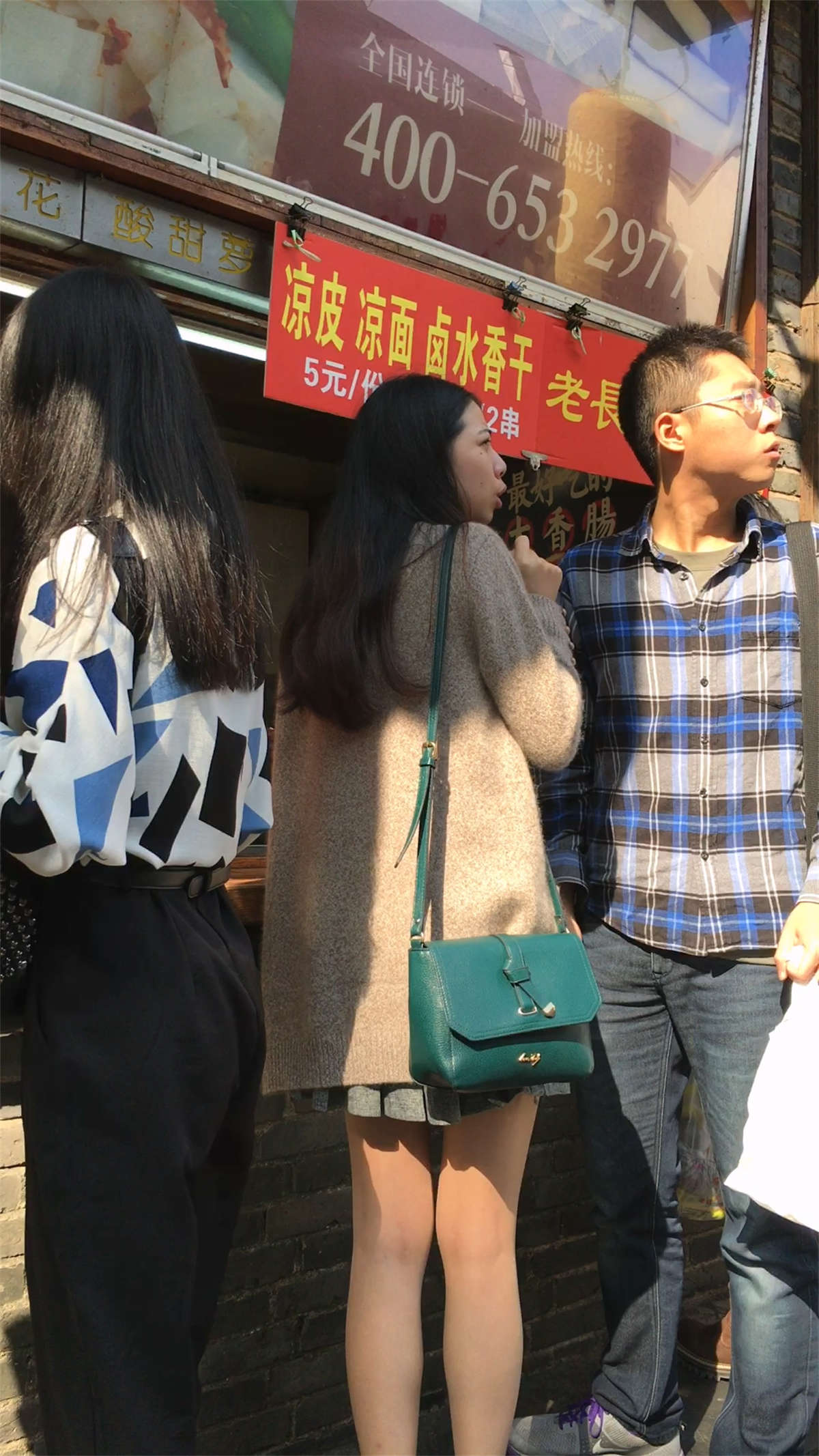 排队买饭的肉色丝袜极品美腿长发妹子-日更街拍