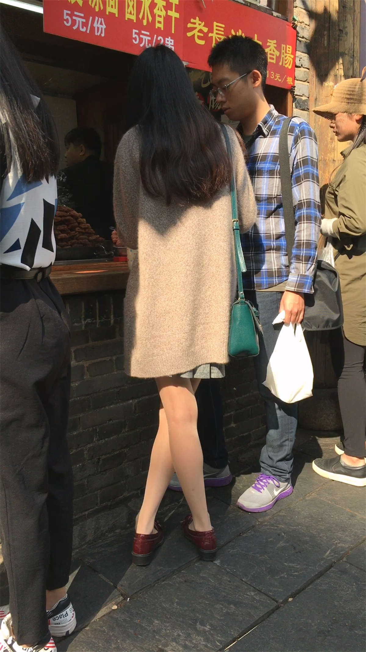 图片[2]-排队买饭的肉色丝袜极品美腿长发妹子-日更街拍