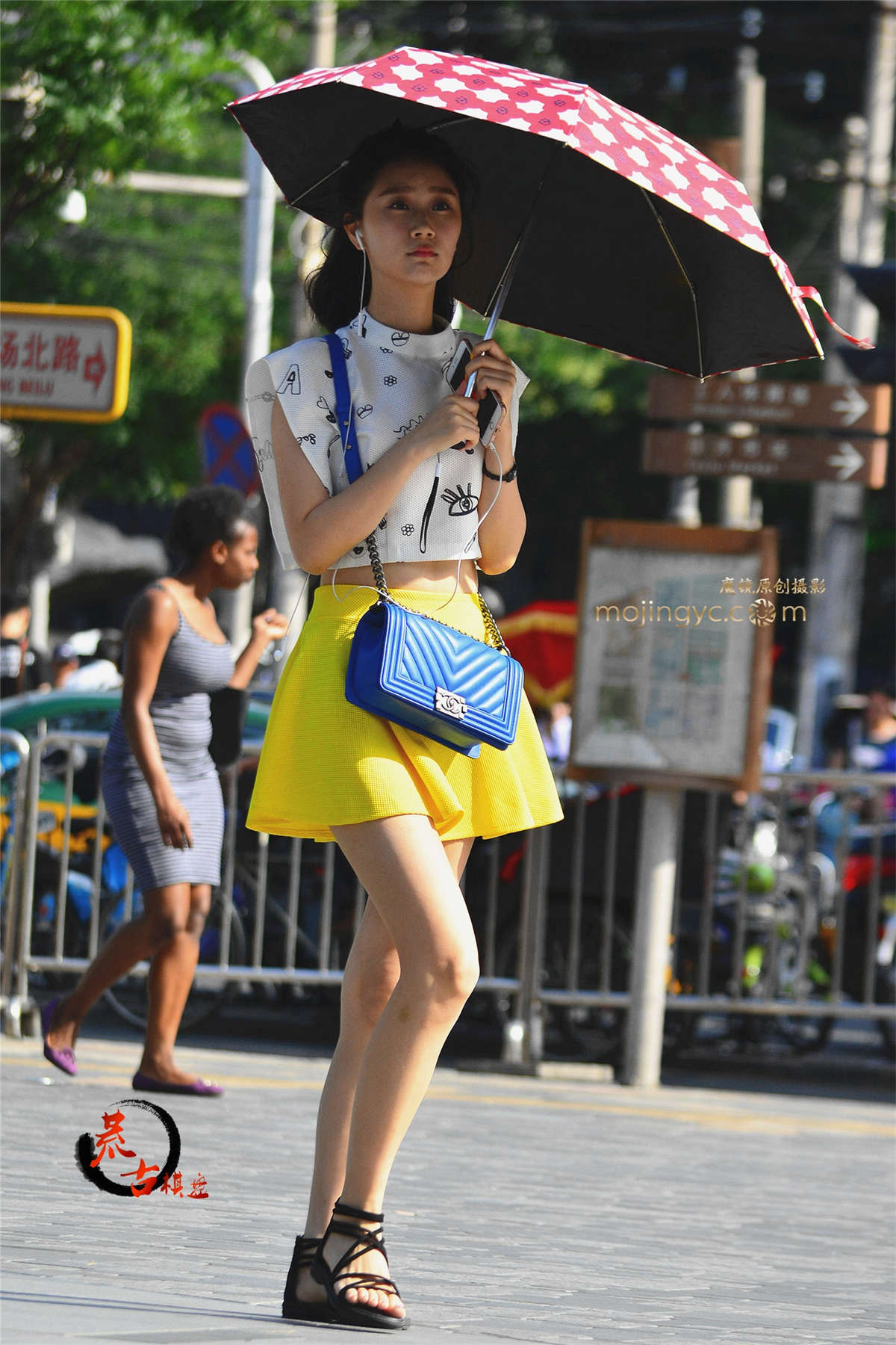 8-20 优雅的伞下姑娘-日更街拍