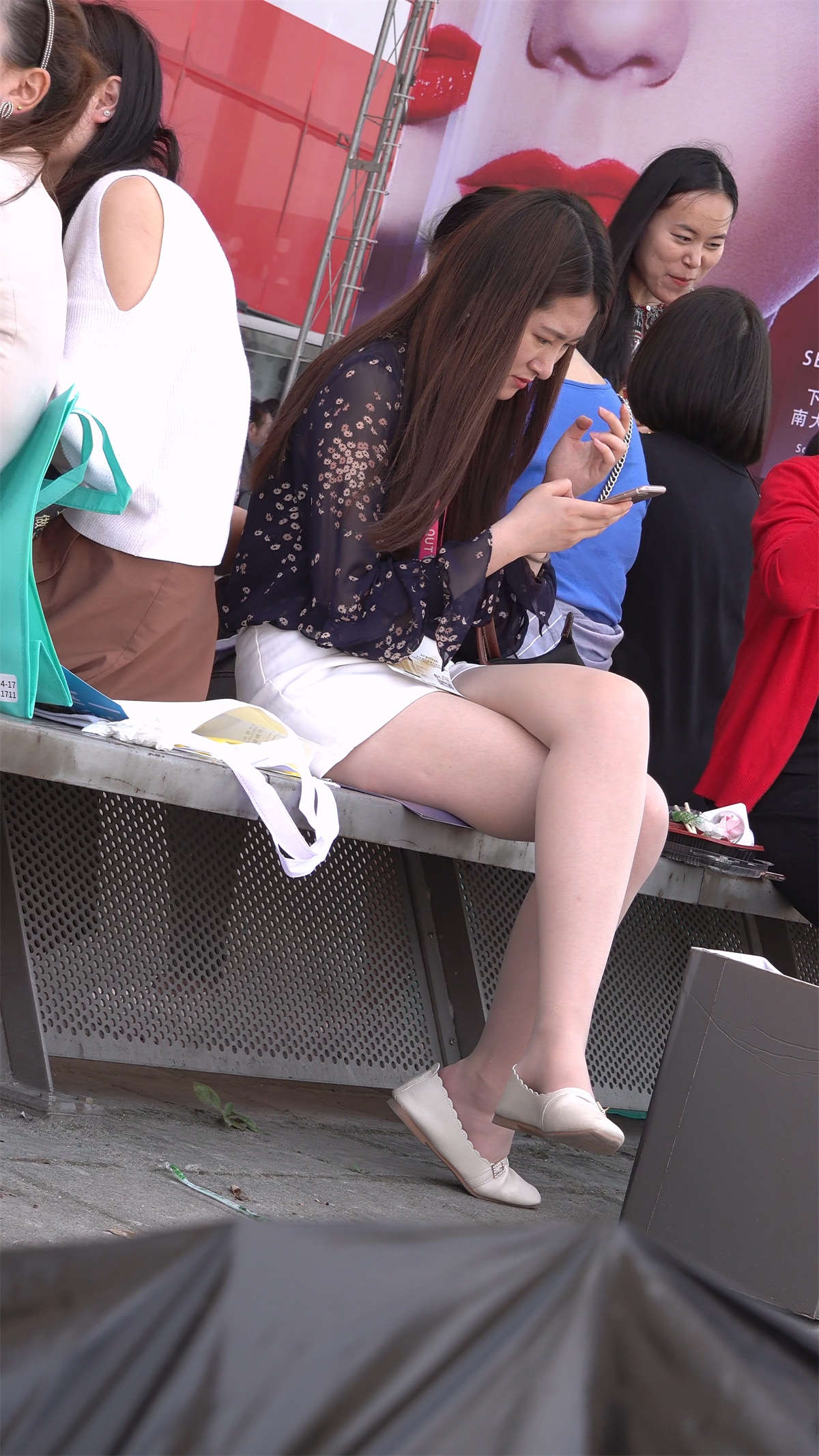 拉近距离拍摄肉丝袜美腿姑娘 1-日更街拍