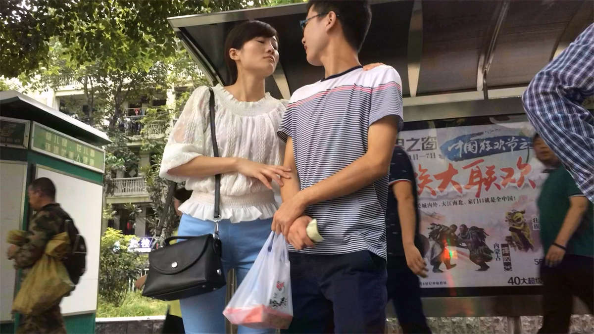 超紧绷美三角美女公交站台等车-日更街拍