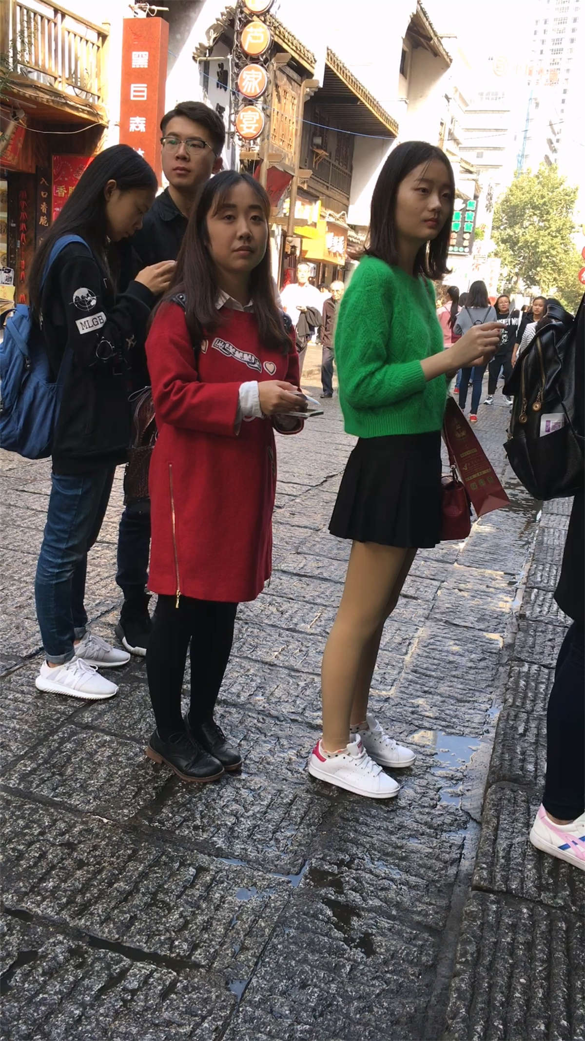 肉色丝袜黑色短裙绿衣清纯妹子-日更街拍