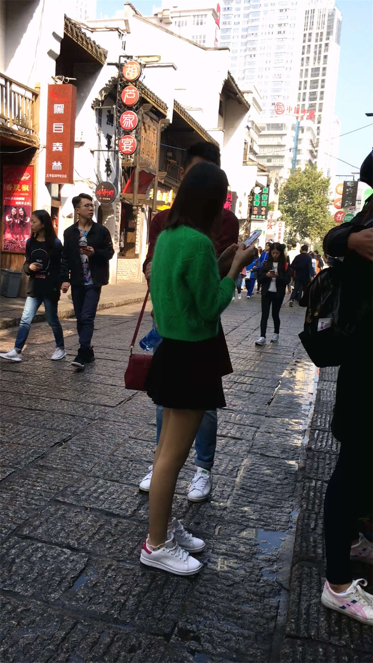 图片[2]-肉色丝袜黑色短裙绿衣清纯妹子-日更街拍