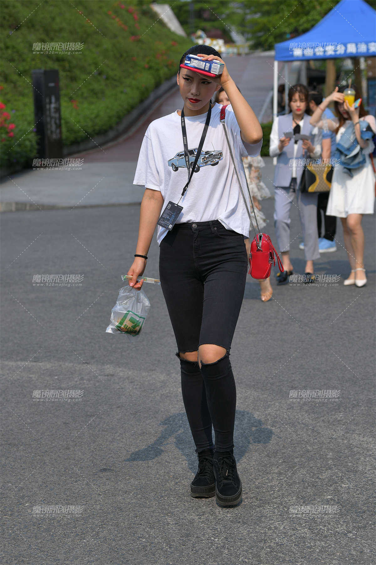 纯天然的长腿紧牛小姐姐-日更街拍