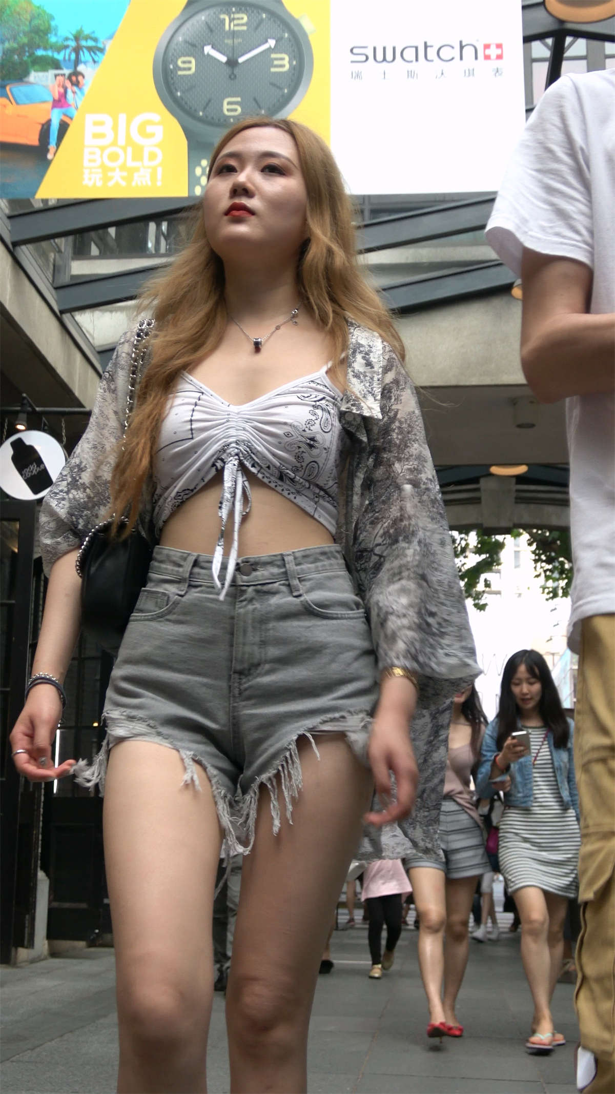 露脐的小蛮腰热裤美女-日更街拍