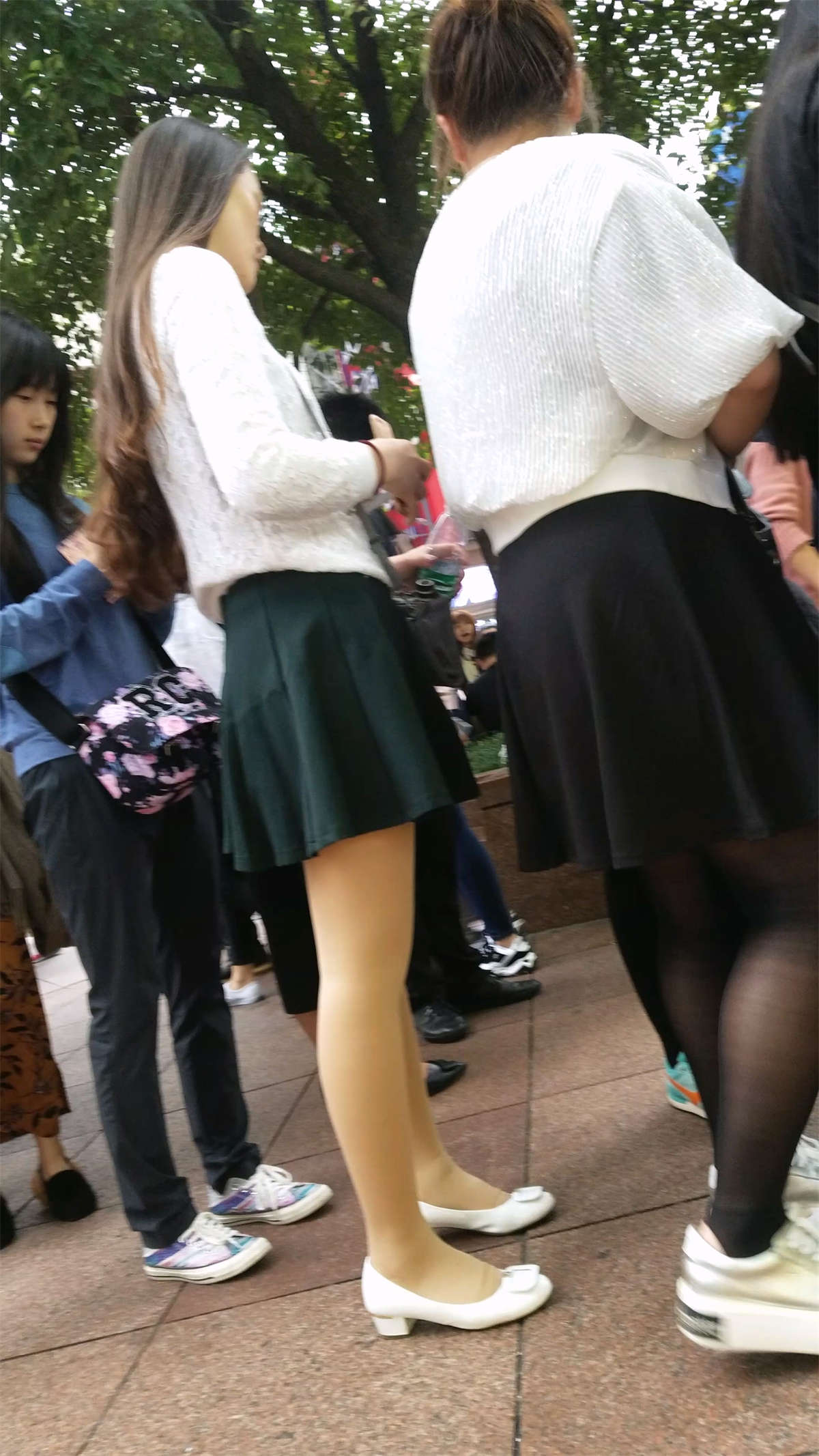 图片[2]-绿色短裙肉色丝袜漂亮美少妇-日更街拍