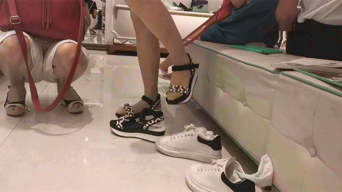 从丝袜换到棉袜然后再穿高跟-日更街拍