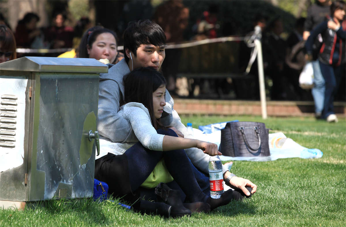 图片[2]-踏青公园街拍系列No.143 长发MM的玲珑黑丝小脚-日更街拍