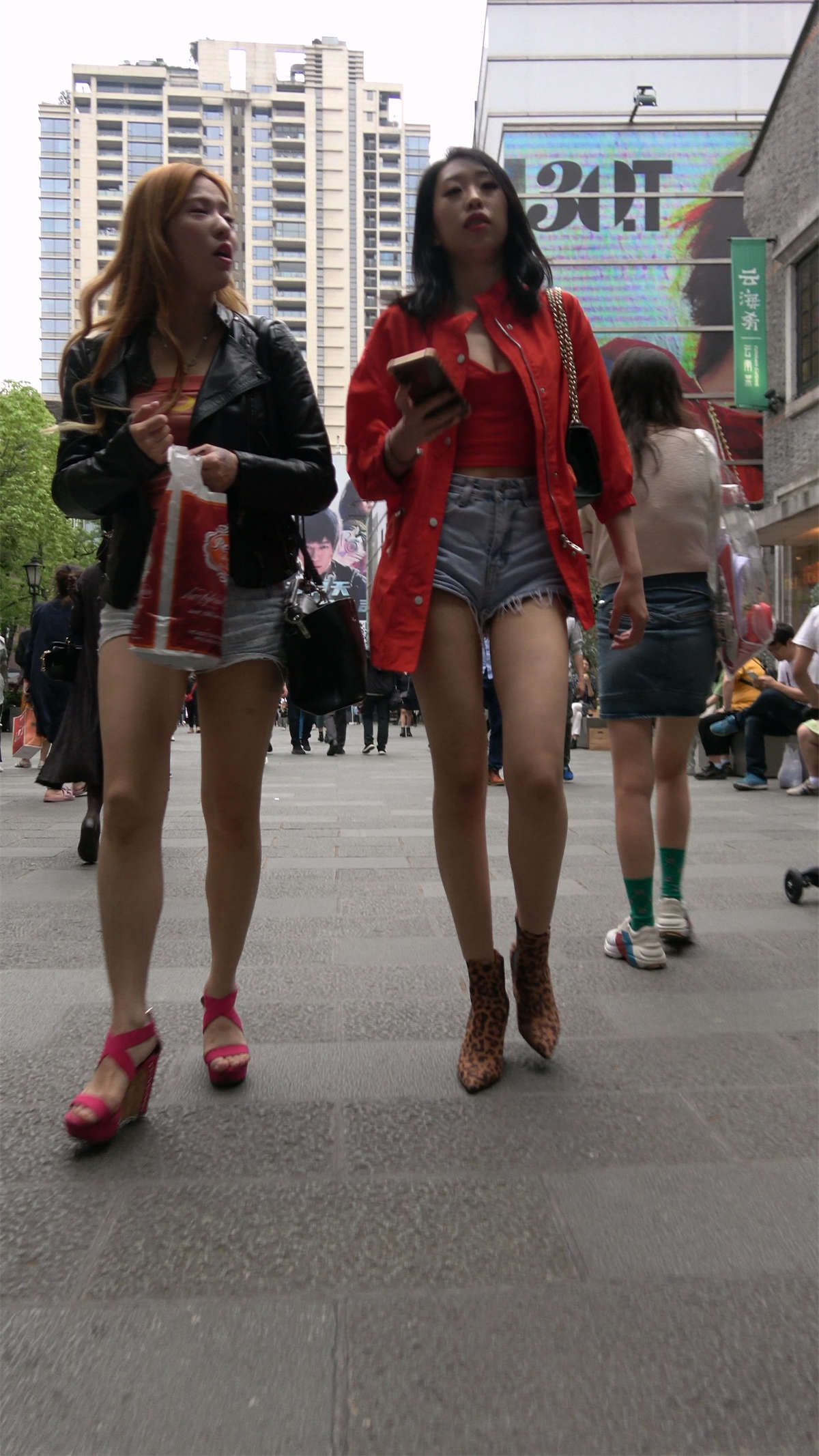 图片[2]-两位高挑的性感大长腿高跟美女-日更街拍