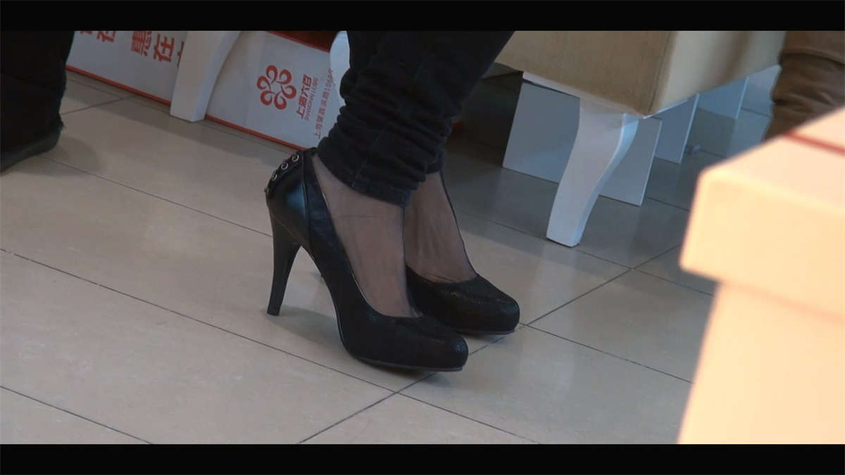 图片[2]-长发女孩的黑丝高跟-日更街拍