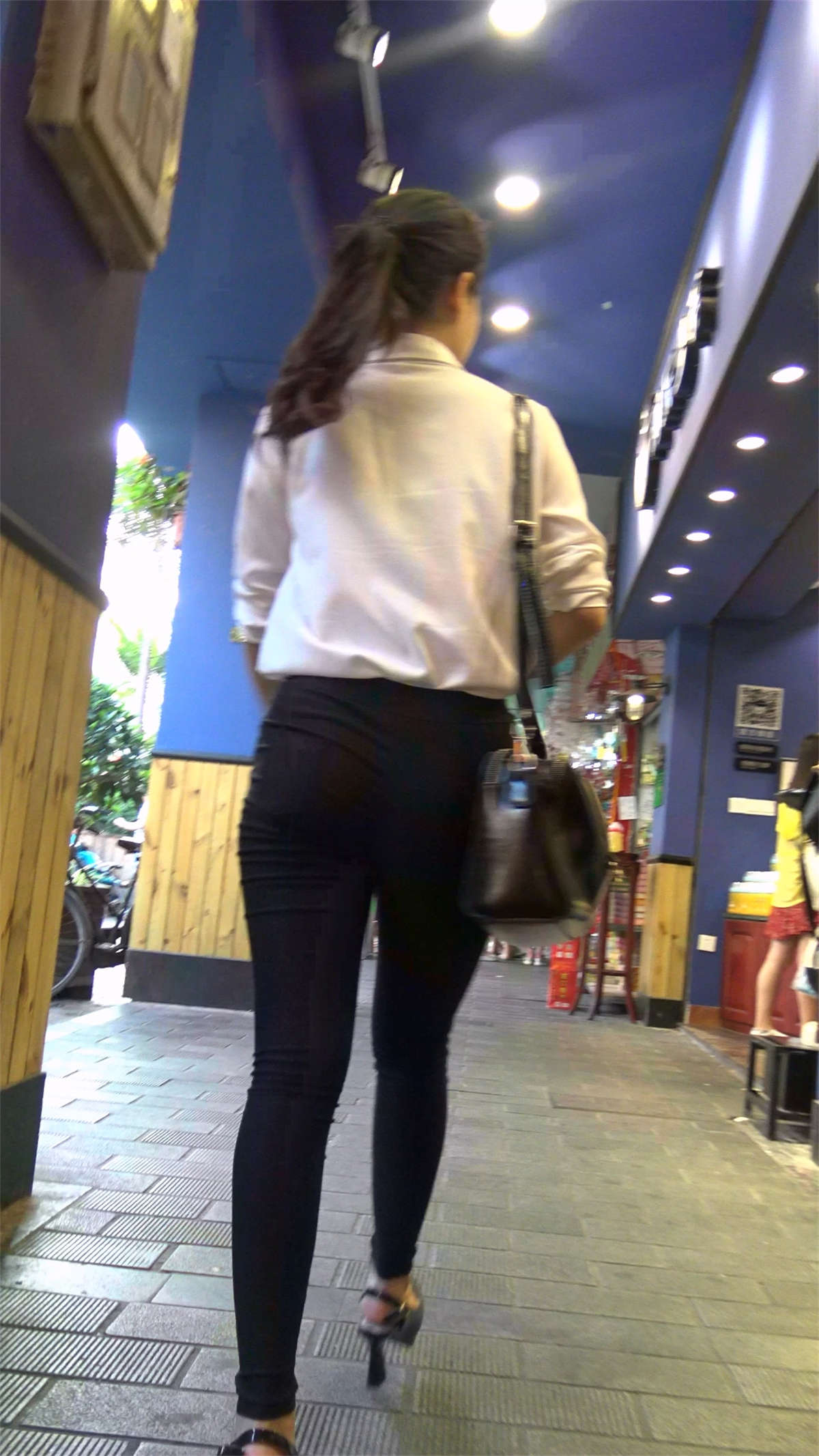 黑色紧身铅笔裤马尾辫姑娘-日更街拍