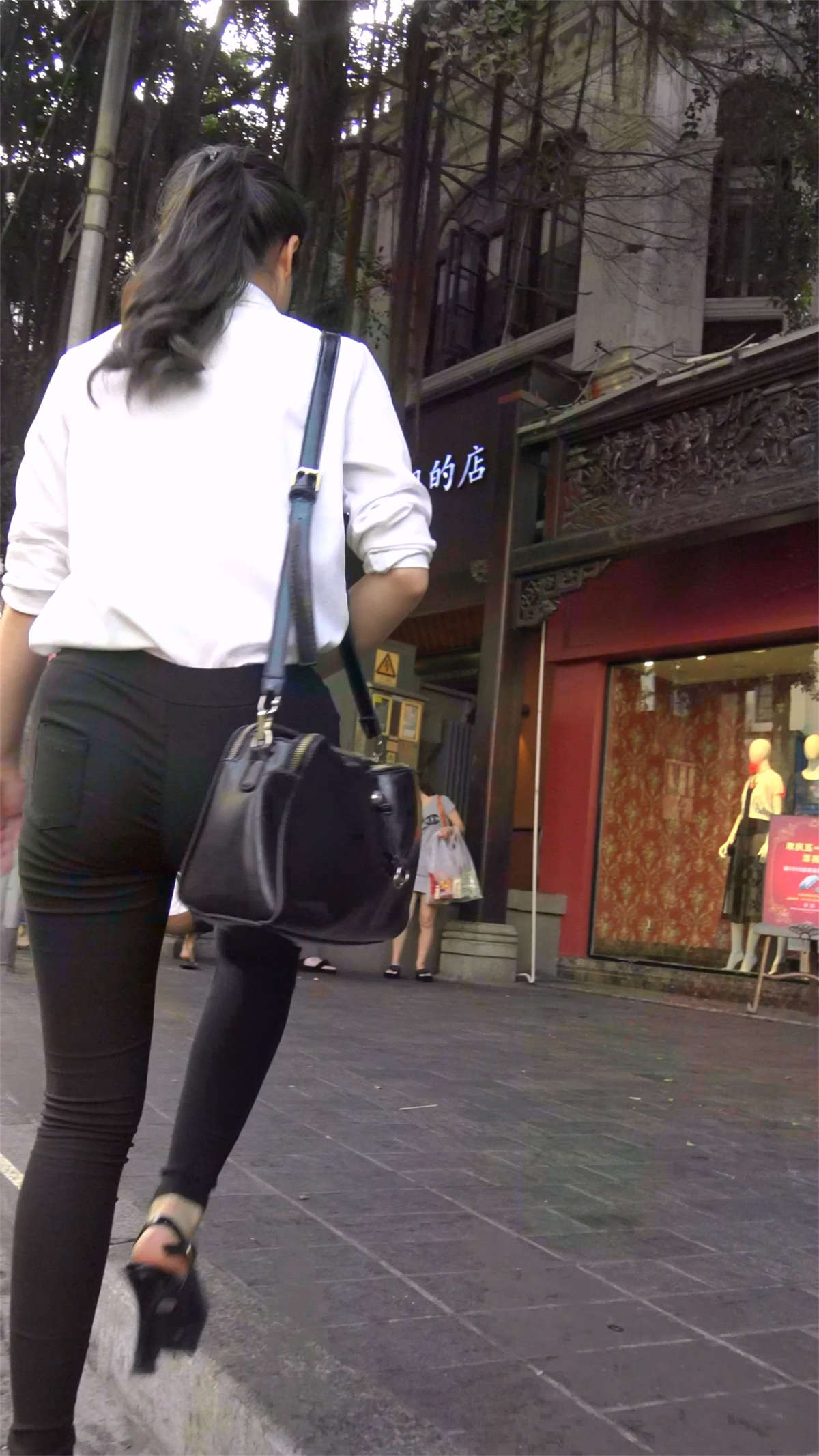 图片[2]-黑色紧身铅笔裤马尾辫姑娘-日更街拍