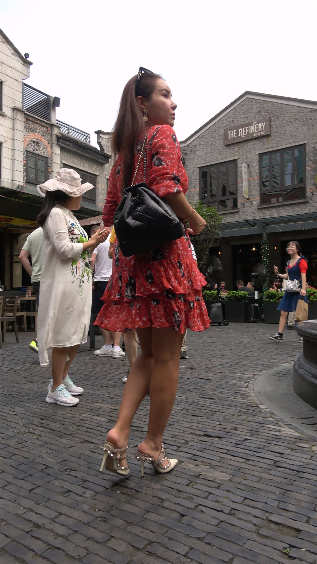 图片[2]-深红色印花裙美女-日更街拍