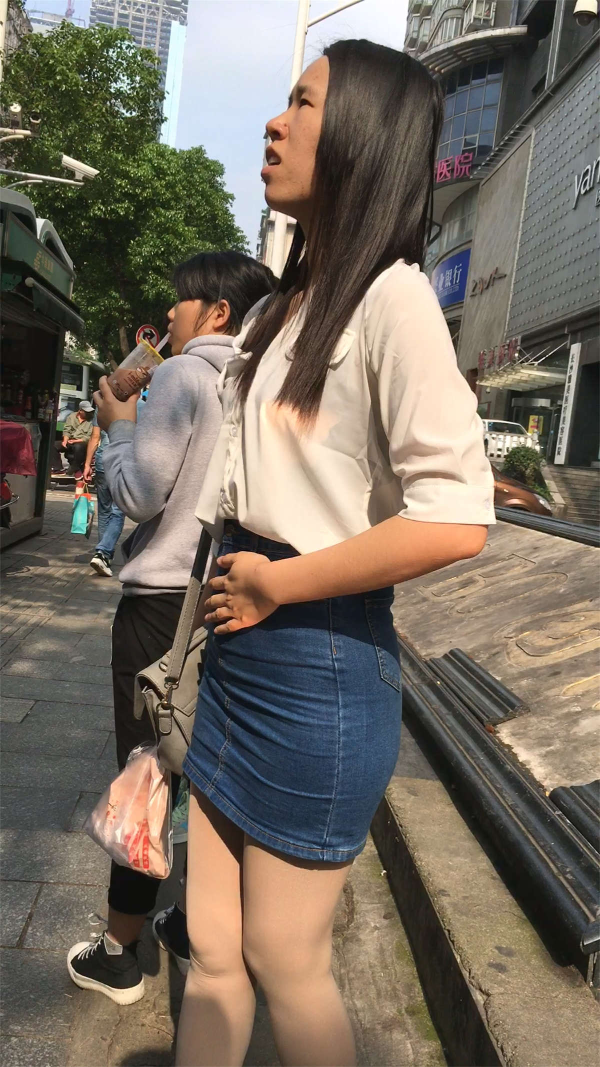 紧绷蓝色牛仔包臀裙肉色丝袜美眉-日更街拍
