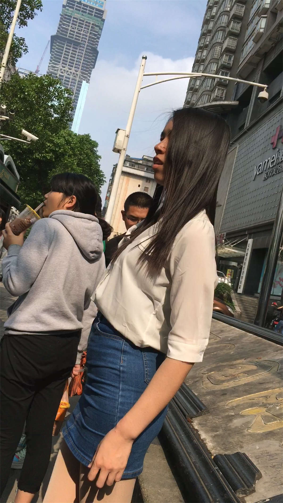 图片[2]-紧绷蓝色牛仔包臀裙肉色丝袜美眉-日更街拍