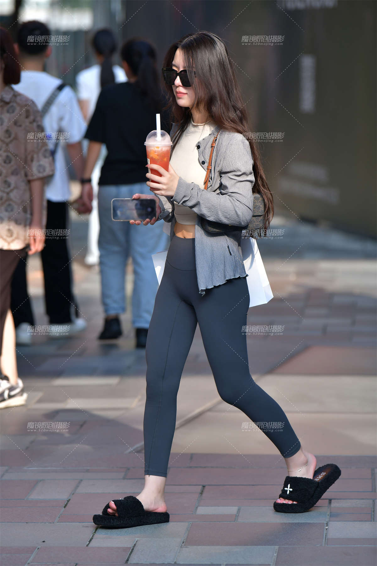 ★逛街闺蜜紧身裤美女-日更街拍